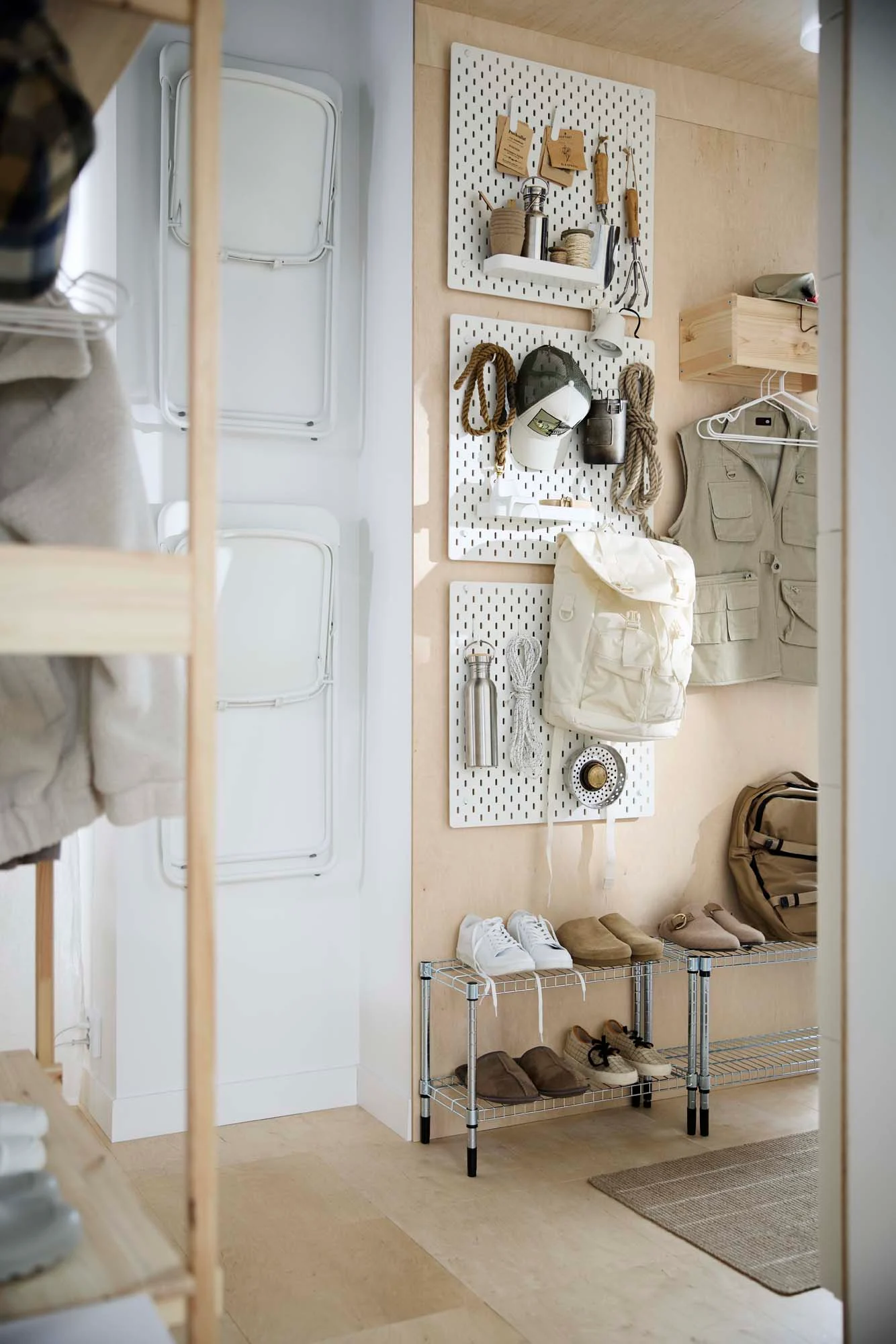 Entrance small 26sqm studio flat designed by IKEA Entrance small 26sqm studio flat designed by IKEA