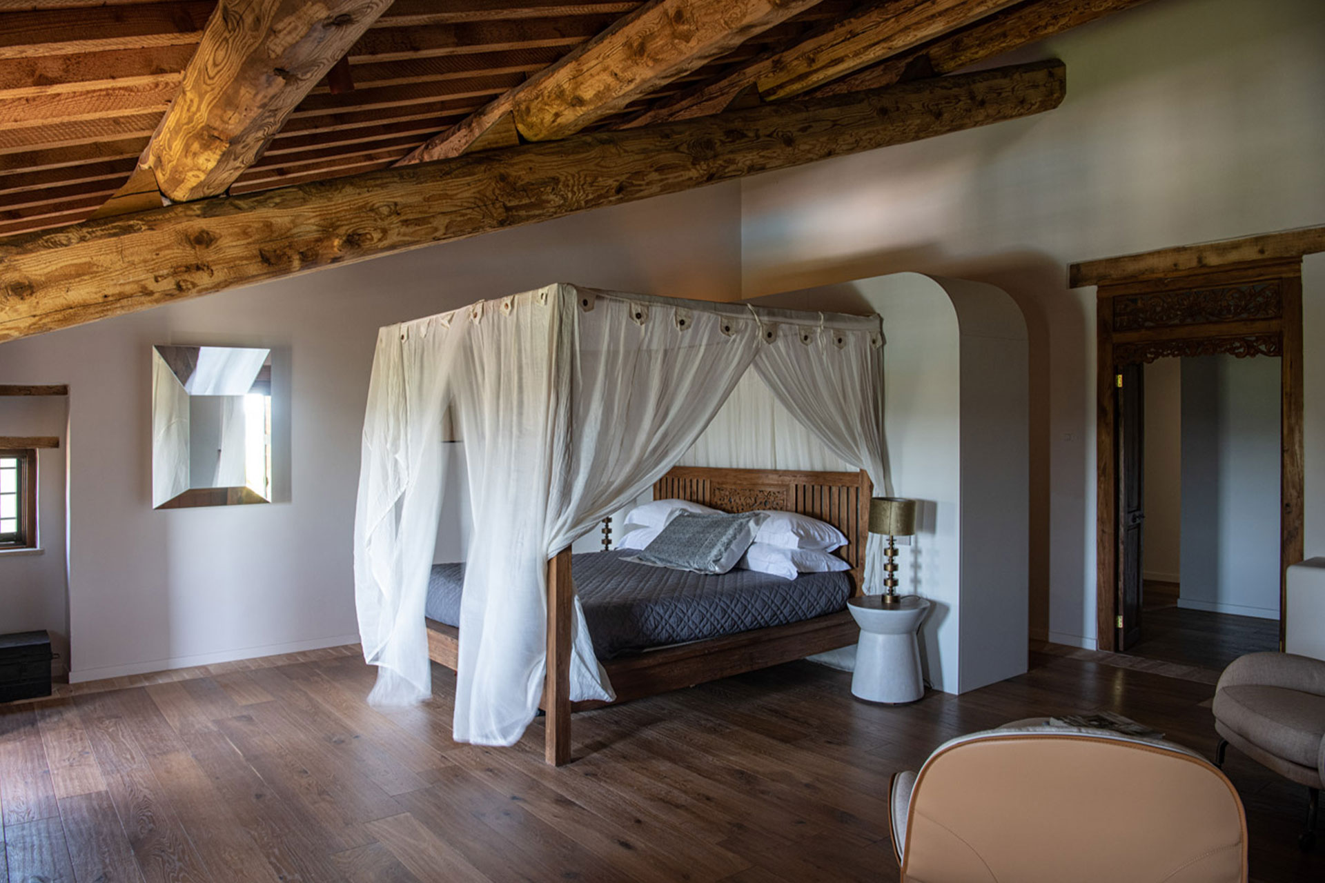chambre décoration rustique chic avec poutres maison en pierre en Ombrie