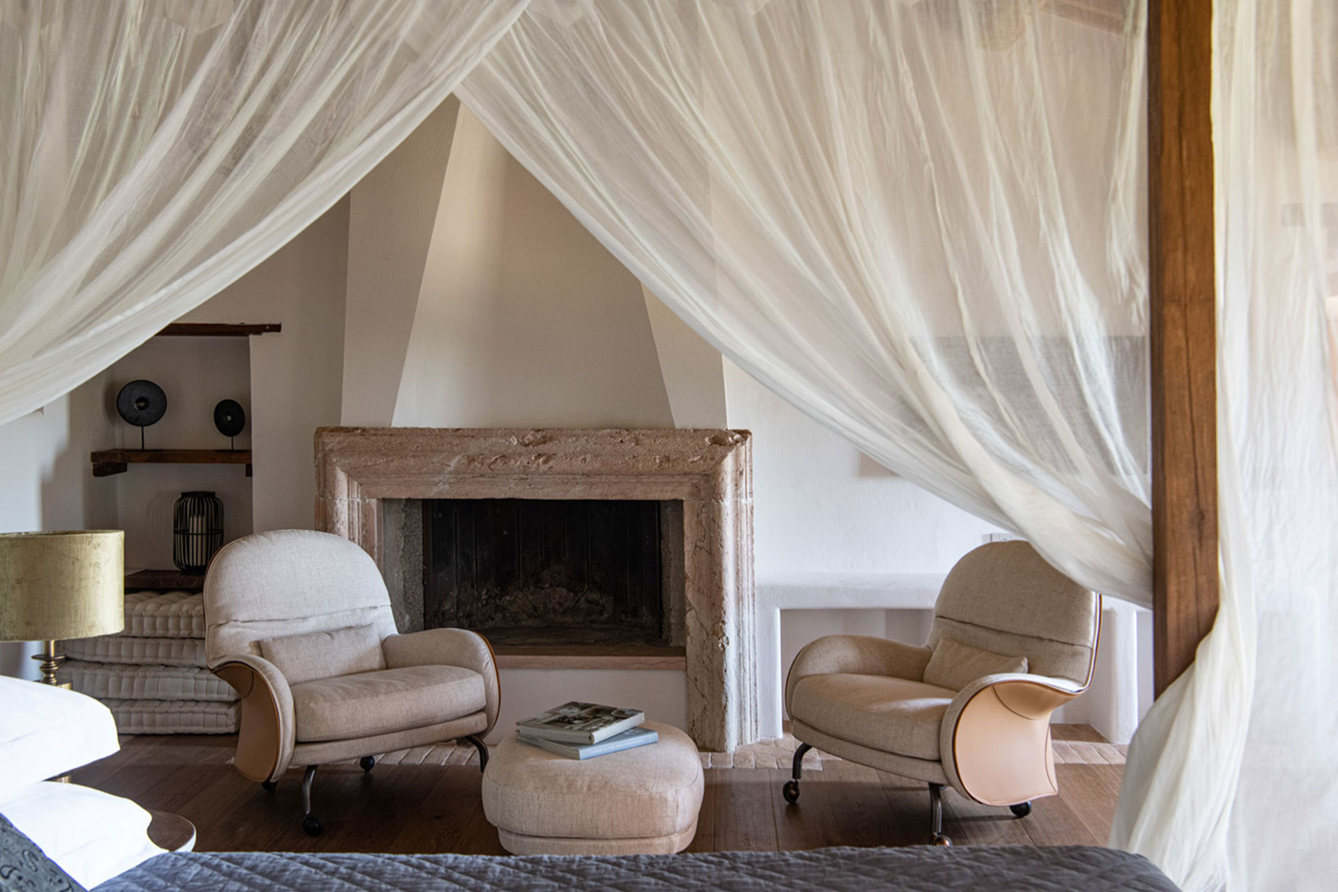 chambre avec cheminée décoration rustique chic avec poutres maison en pierre en Ombrie