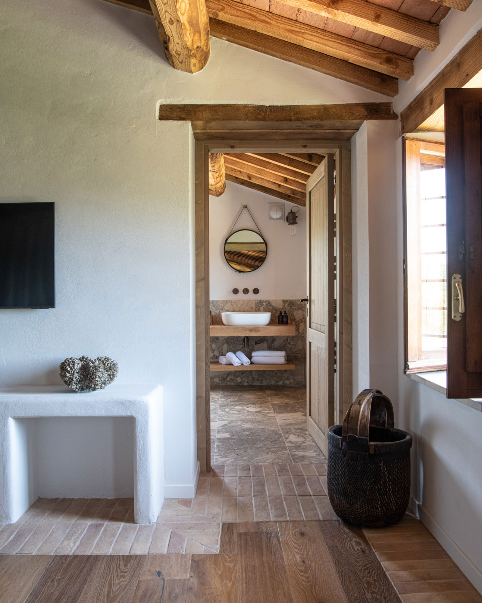 chambre avec salle de bain décoration rustique chic avec poutres maison en pierre en Ombrie