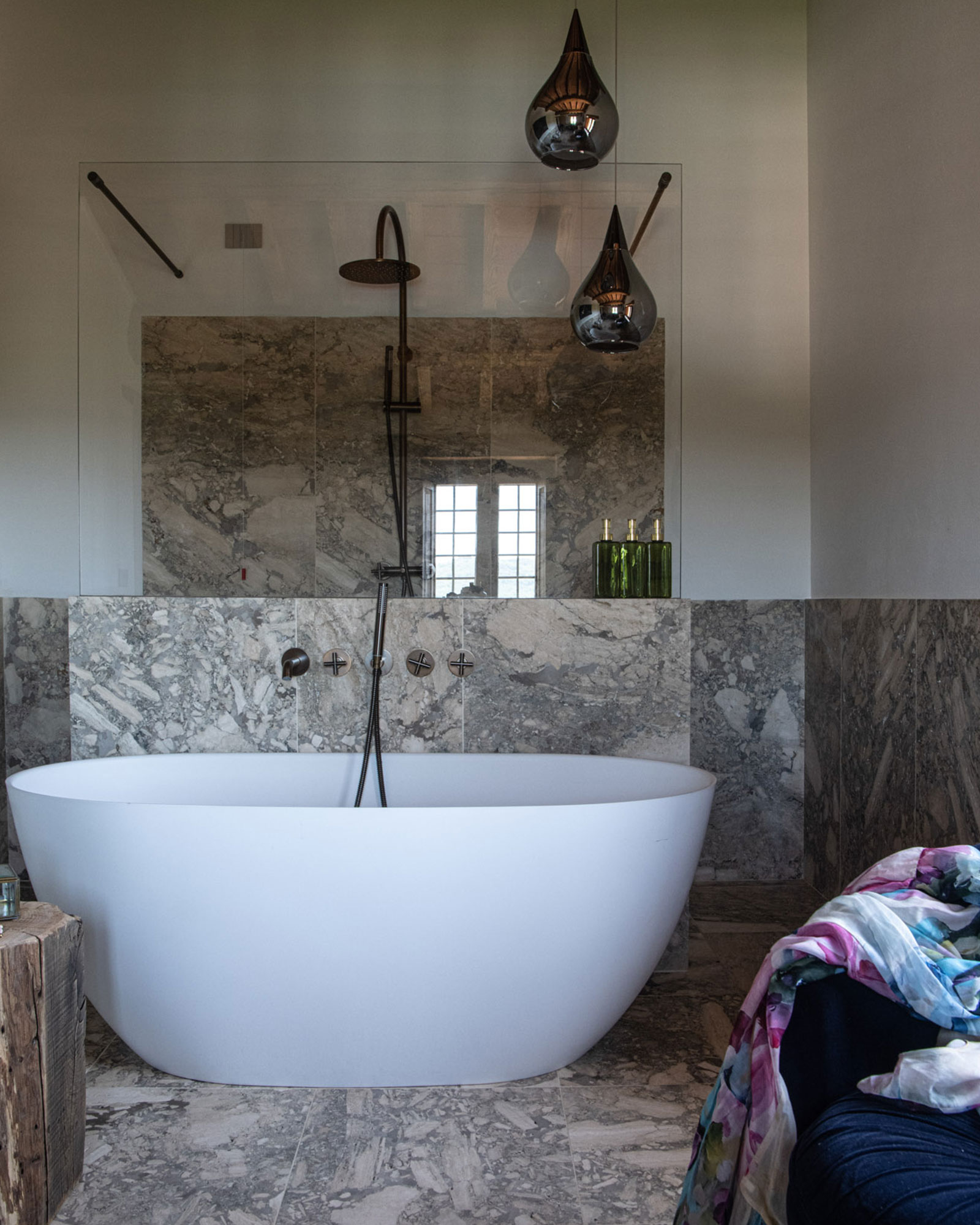 salle de bain contemporaine marbre avec baignoire îlot design