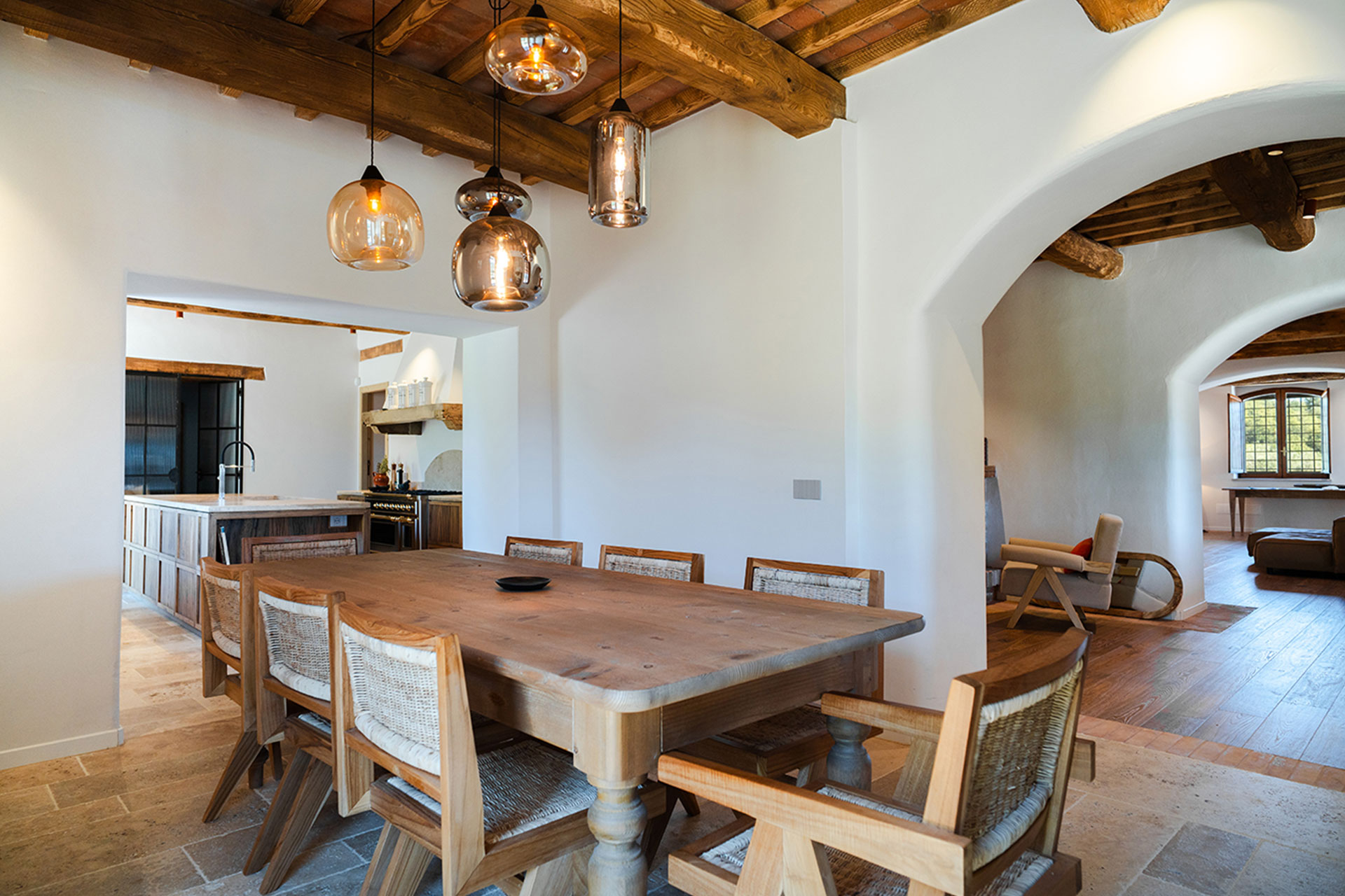 salle à manger décoration rustique chic avec poutres maison en pierre en Ombrie