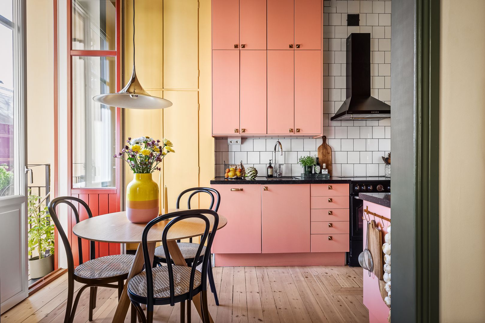 cuisine rose et jaune studio ancien 39m2 décoration scandinave et vintage cuisine rose et jaune studio ancien 39m2 décoration scandinave et vintage