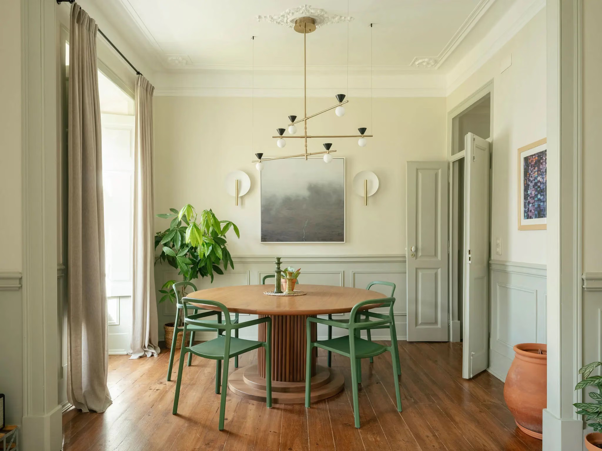 salle à manger avec plafond mouluré décoration contemporaine appartement rénové salle à manger avec plafond mouluré décoration contemporaine appartement rénové