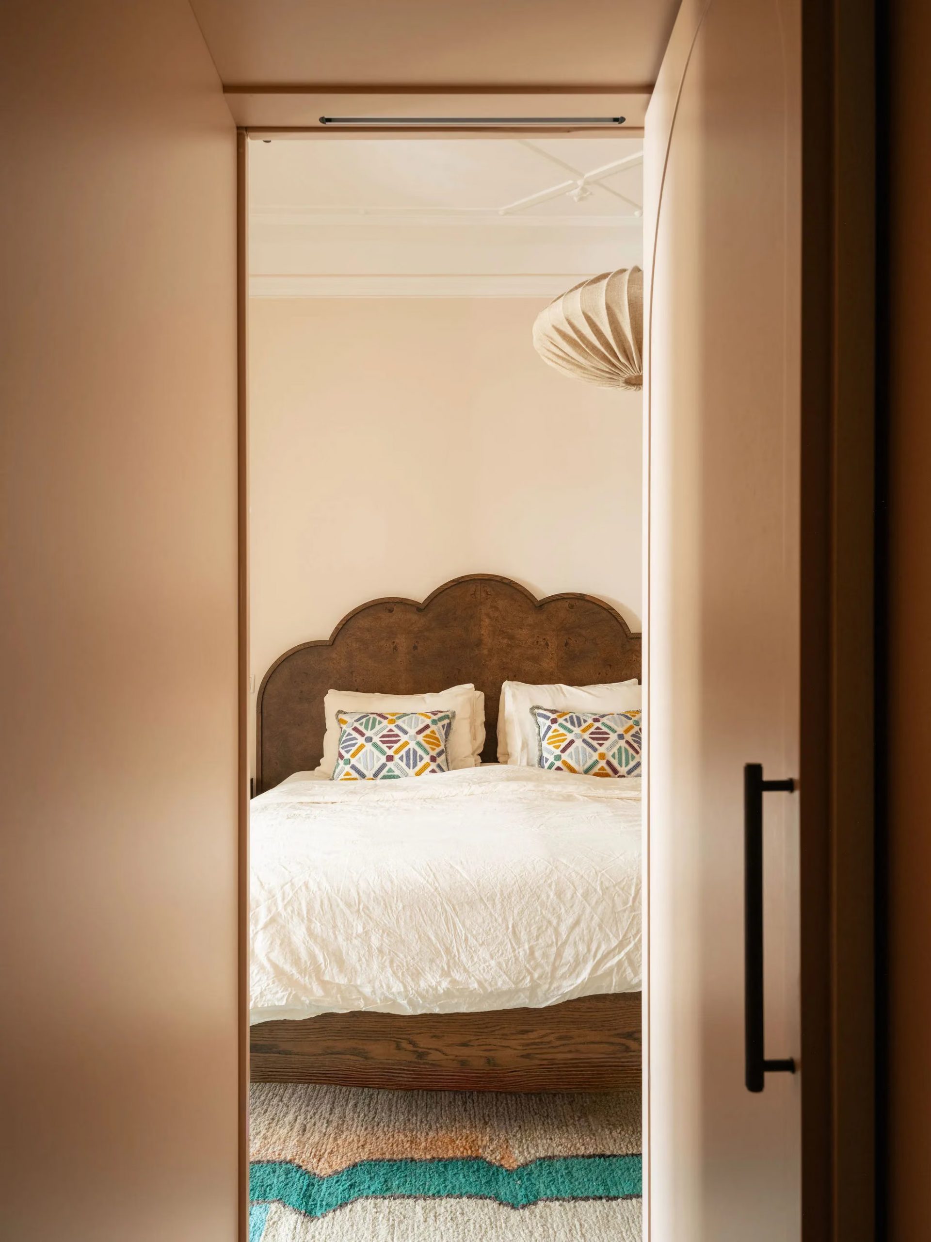 chambre classique chic avec tête de lit loupe d chambre classique chic avec tête de lit loupe d'orme