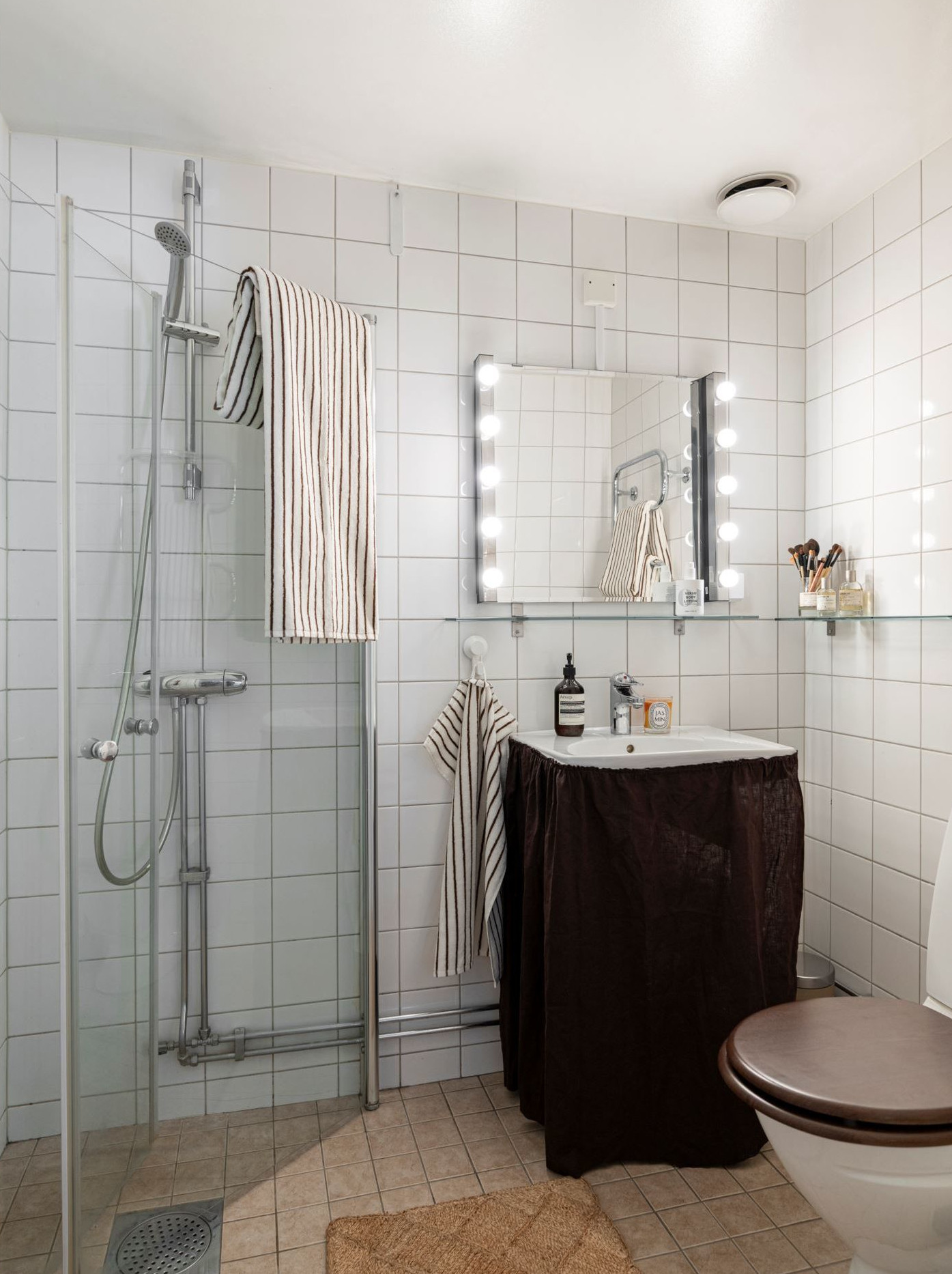 salle de bain blanche et bois