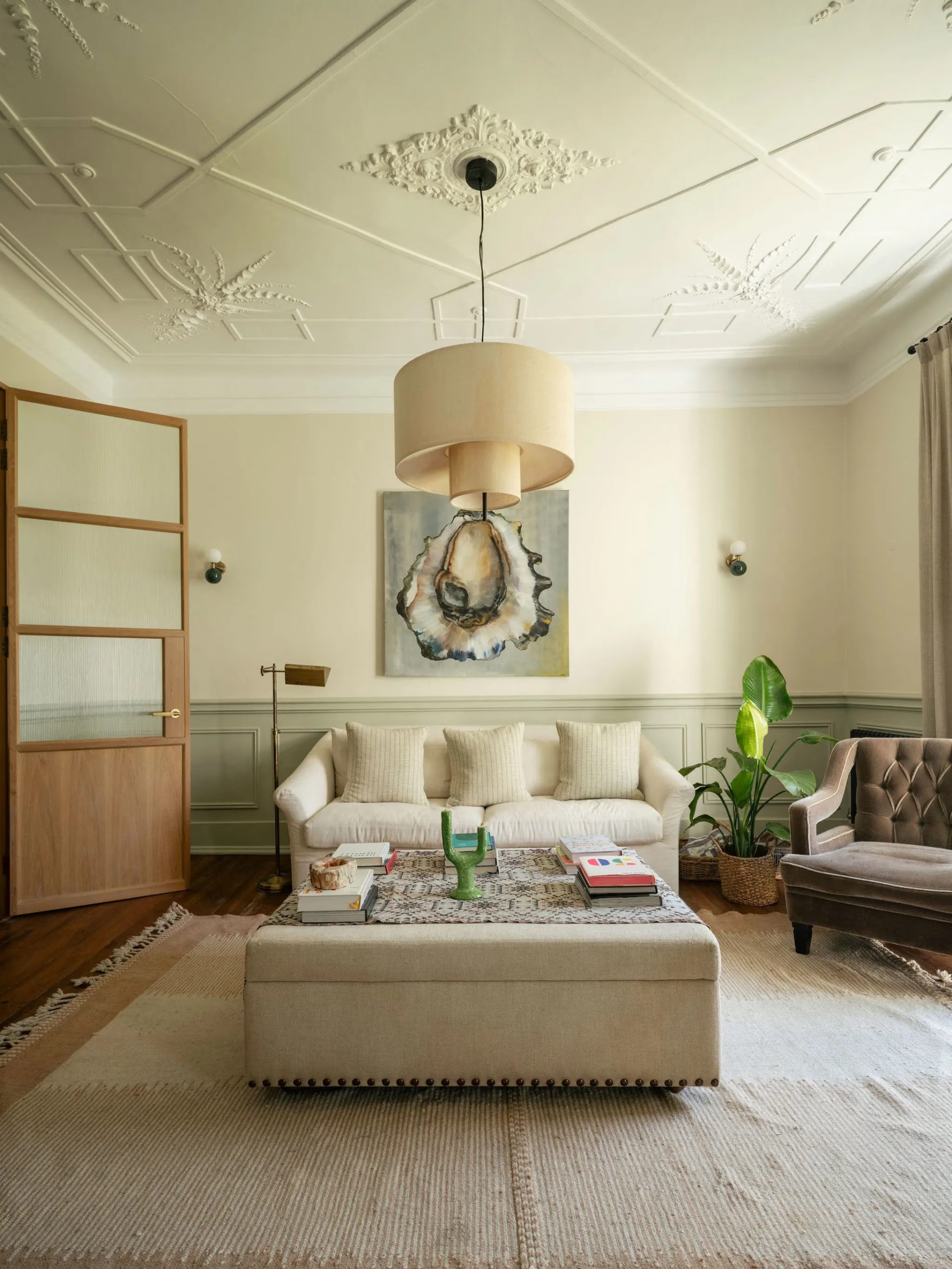 salon avec plafond mouluré décoration contemporaine appartement rénové salon avec plafond mouluré décoration contemporaine appartement rénové