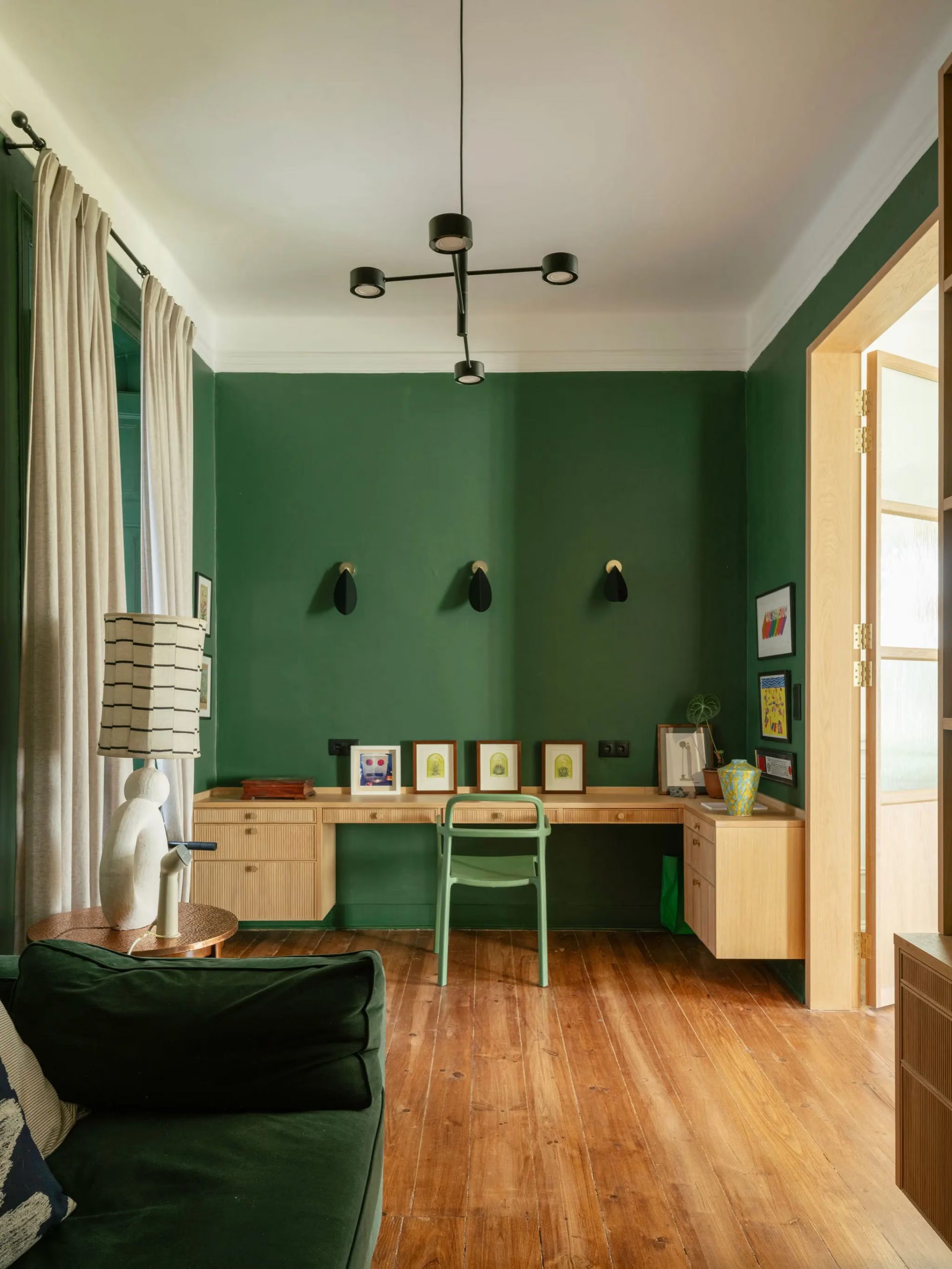 bureau avec canapé et murs verts bureau avec canapé et murs verts