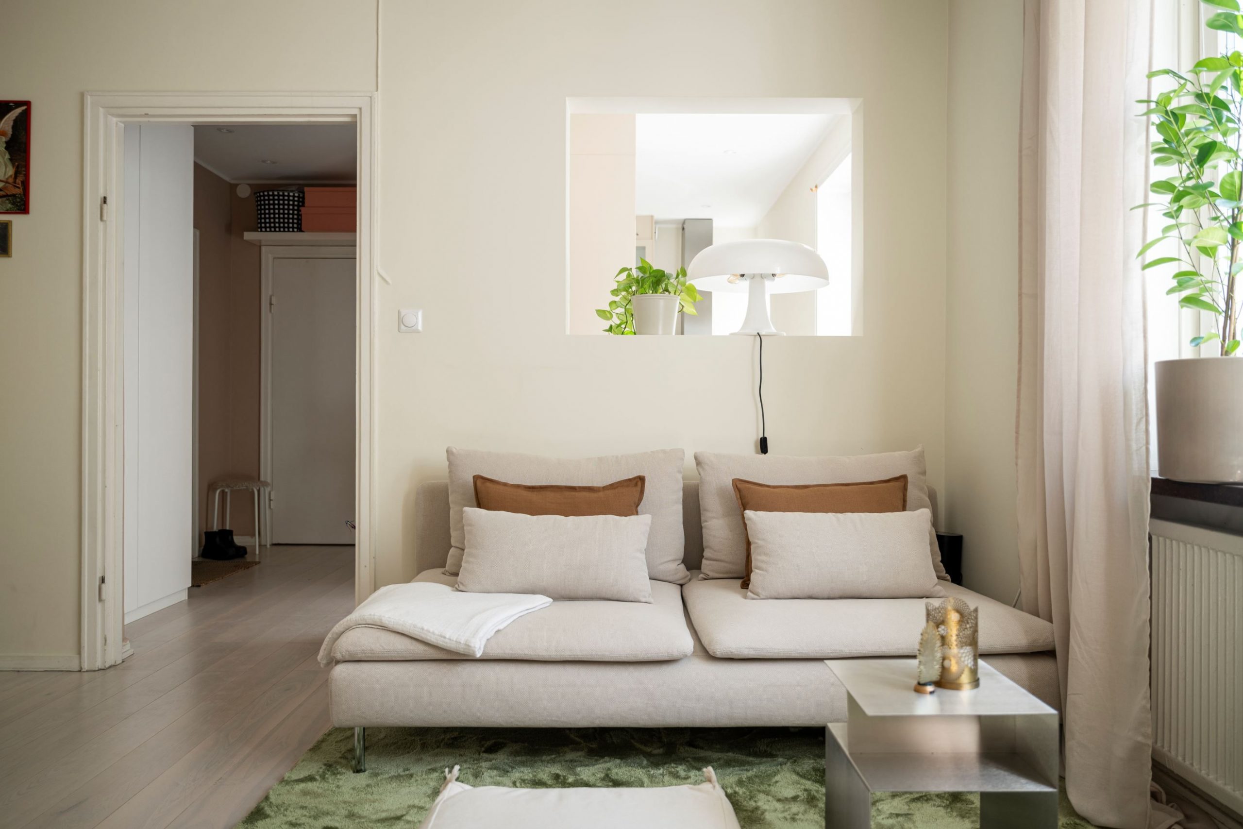 salon décoration scandinave canapé beige tapis vert mousse