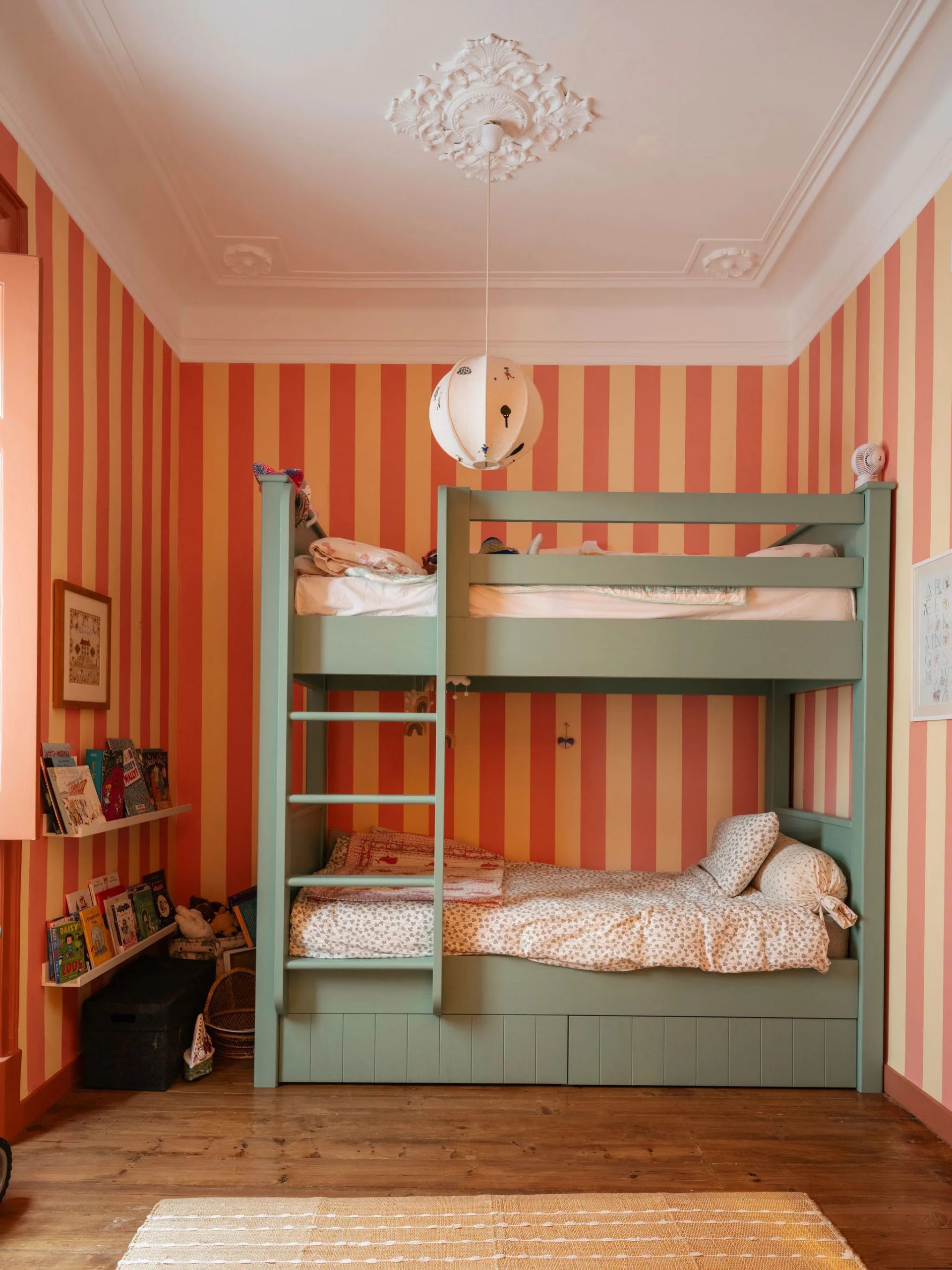 chambre d chambre d'enfant lits superposés papier-peint à rayures terracotta avec plafond mouluré décoration contemporaine appartement rénové