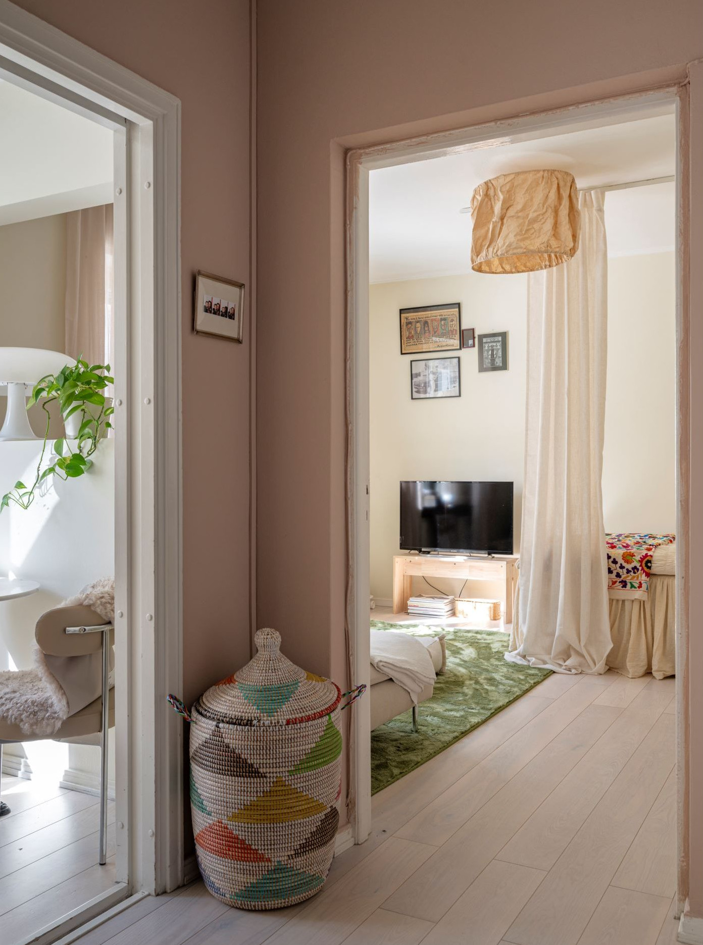 entrée murs rose studio de 33m2 ancien décoration scandinave