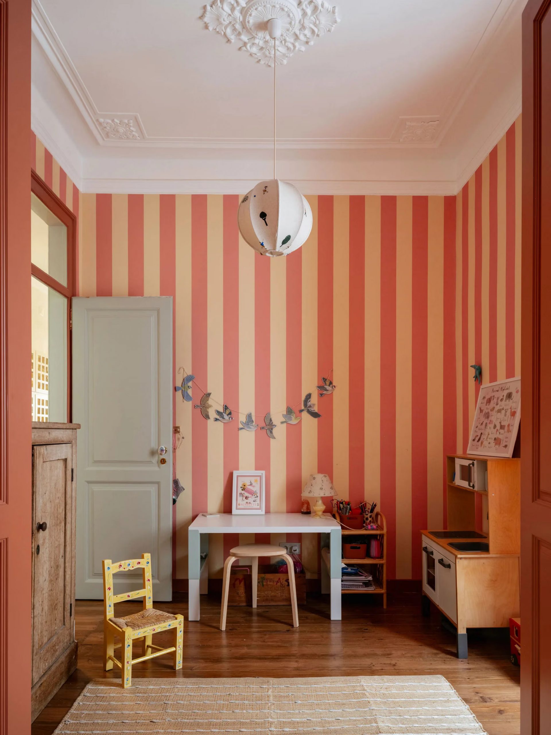 chambre d chambre d'enfant lits superposés papier-peint à rayures terracotta avec plafond mouluré décoration contemporaine appartement rénové