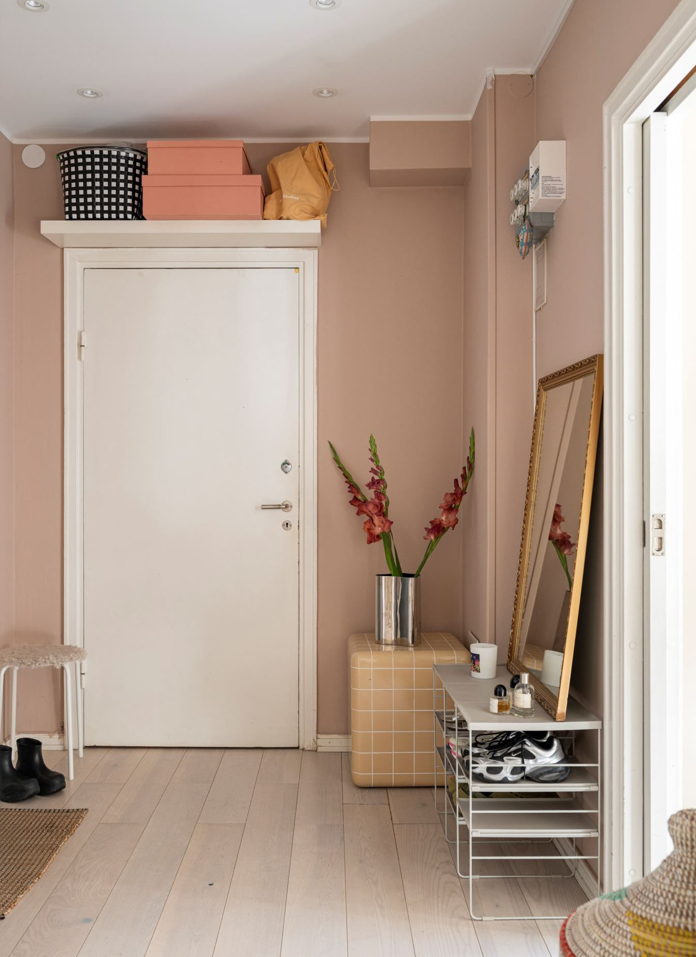 entrée murs rose studio de 33m2 ancien décoration scandinave