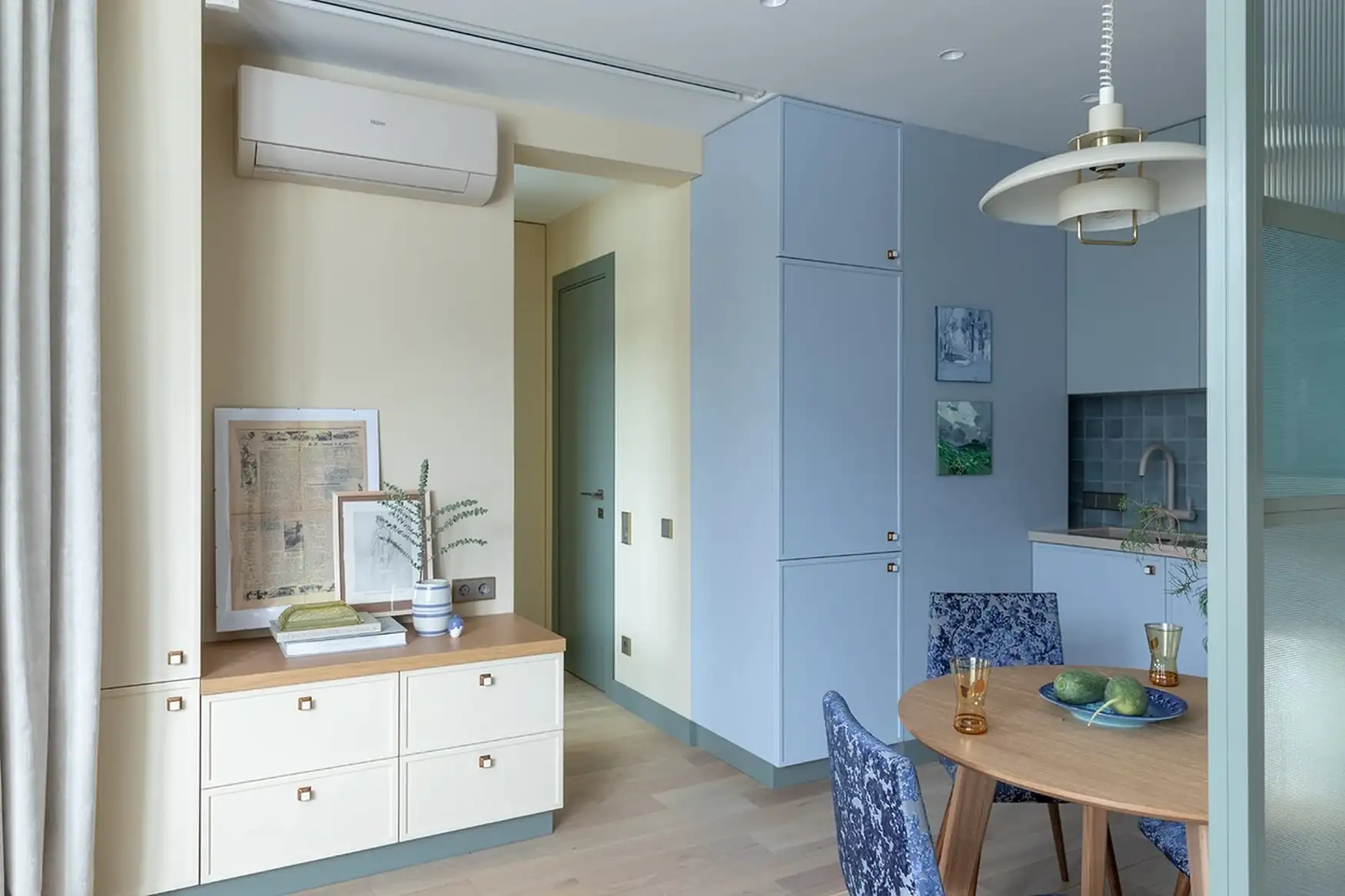 cuisine bleue et salle à manger avec verrière studio de 32m2 décoration contemporaine