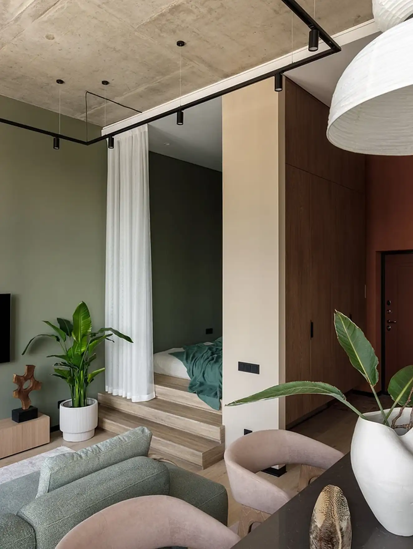salon canapé vert sauge avec chambre alcôve studio de 36m2 décoration contemporaine