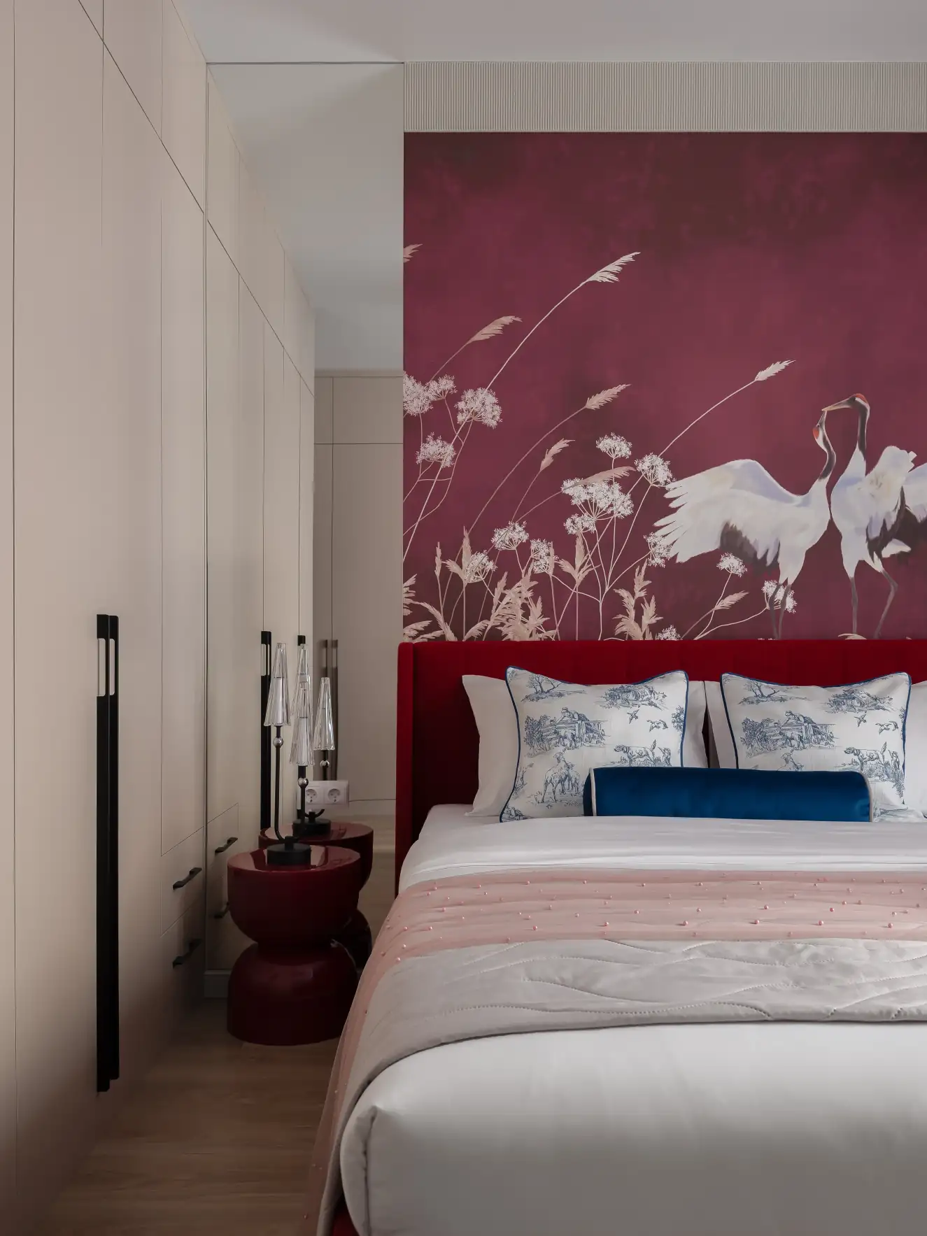 chambre papier-peint bordeaux avec grues petit appartement de 44m2 décoration contemporaine chambre papier-peint bordeaux avec grues petit appartement de 44m2 décoration contemporaine