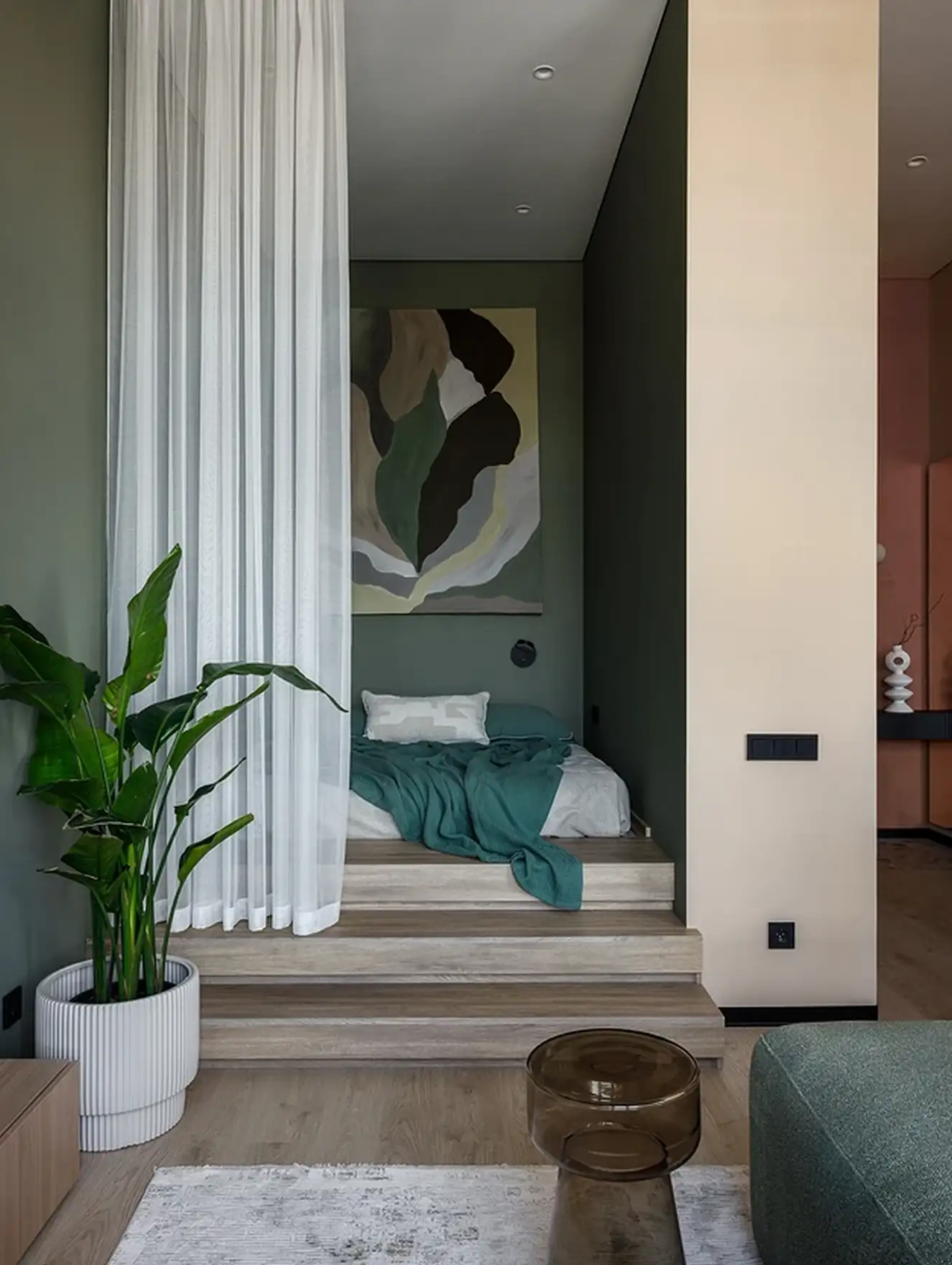 salon canapé vert sauge avec chambre alcôve studio de 36m2 décoration contemporaine