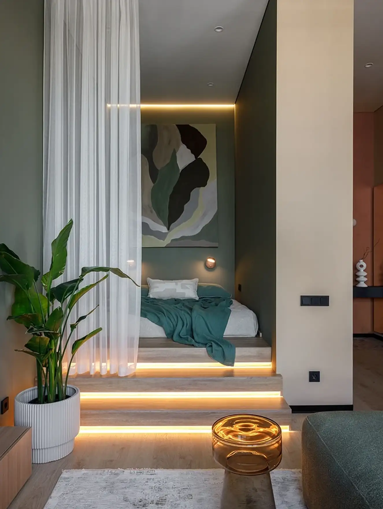 salon canapé vert sauge avec chambre alcôve studio de 36m2 décoration contemporaine