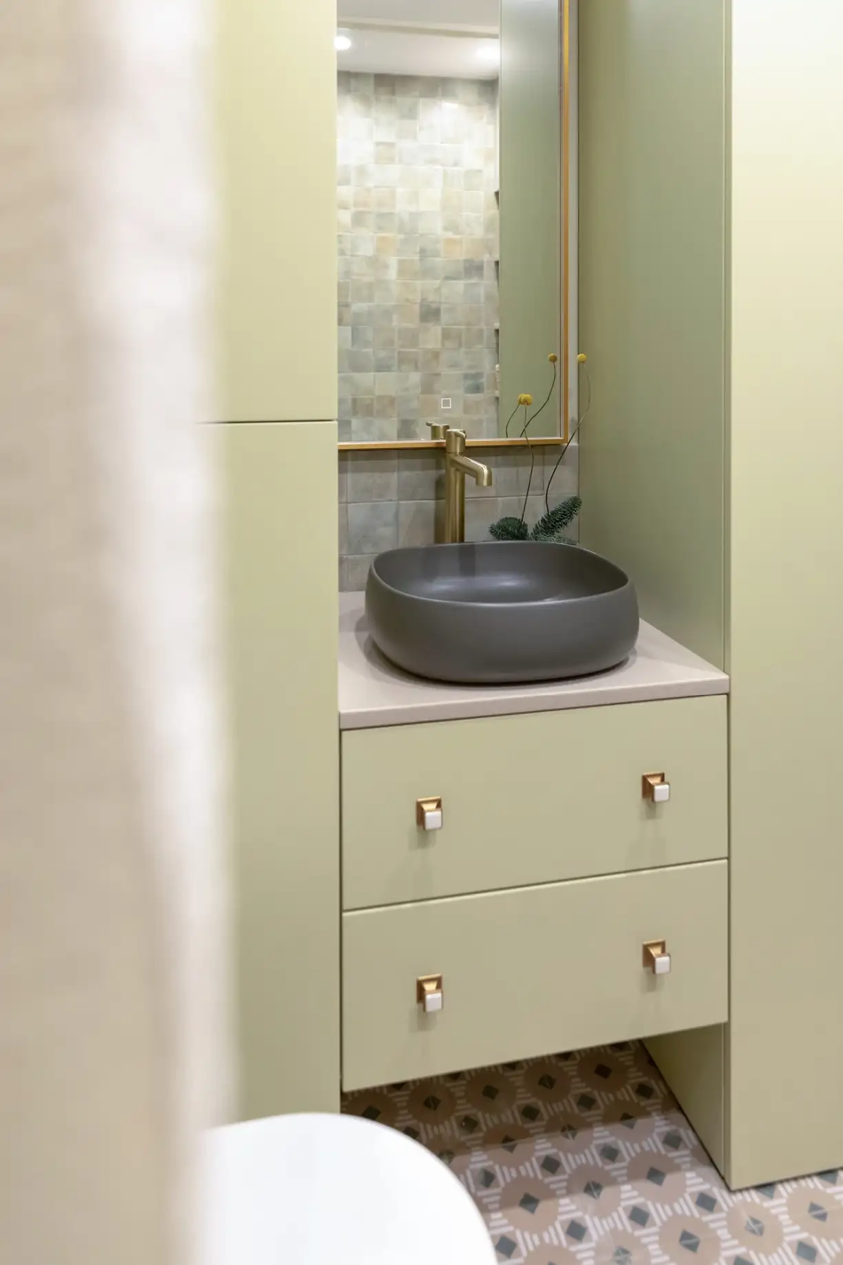 salle de bain vert tilleul avec carreaux de ciment