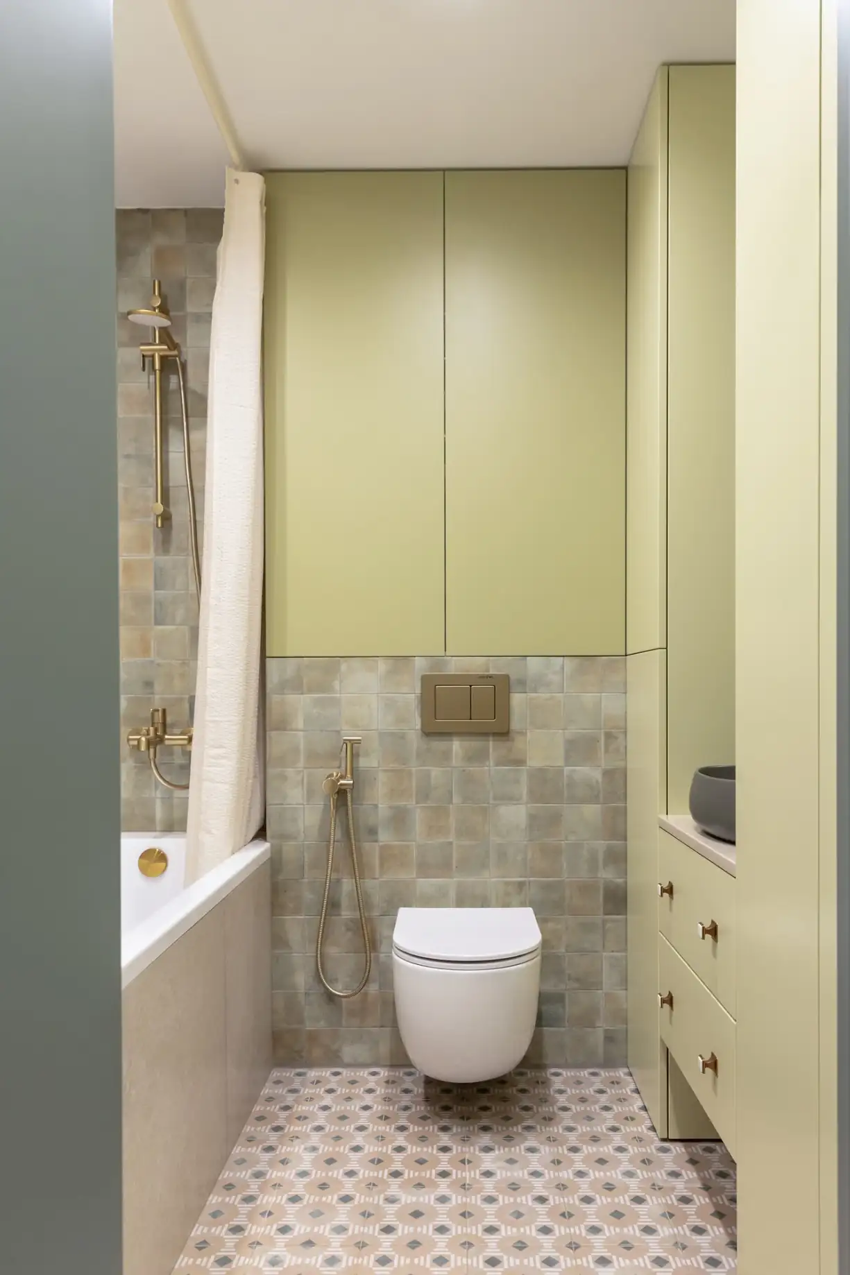 salle de bain vert tilleul avec carreaux de ciment