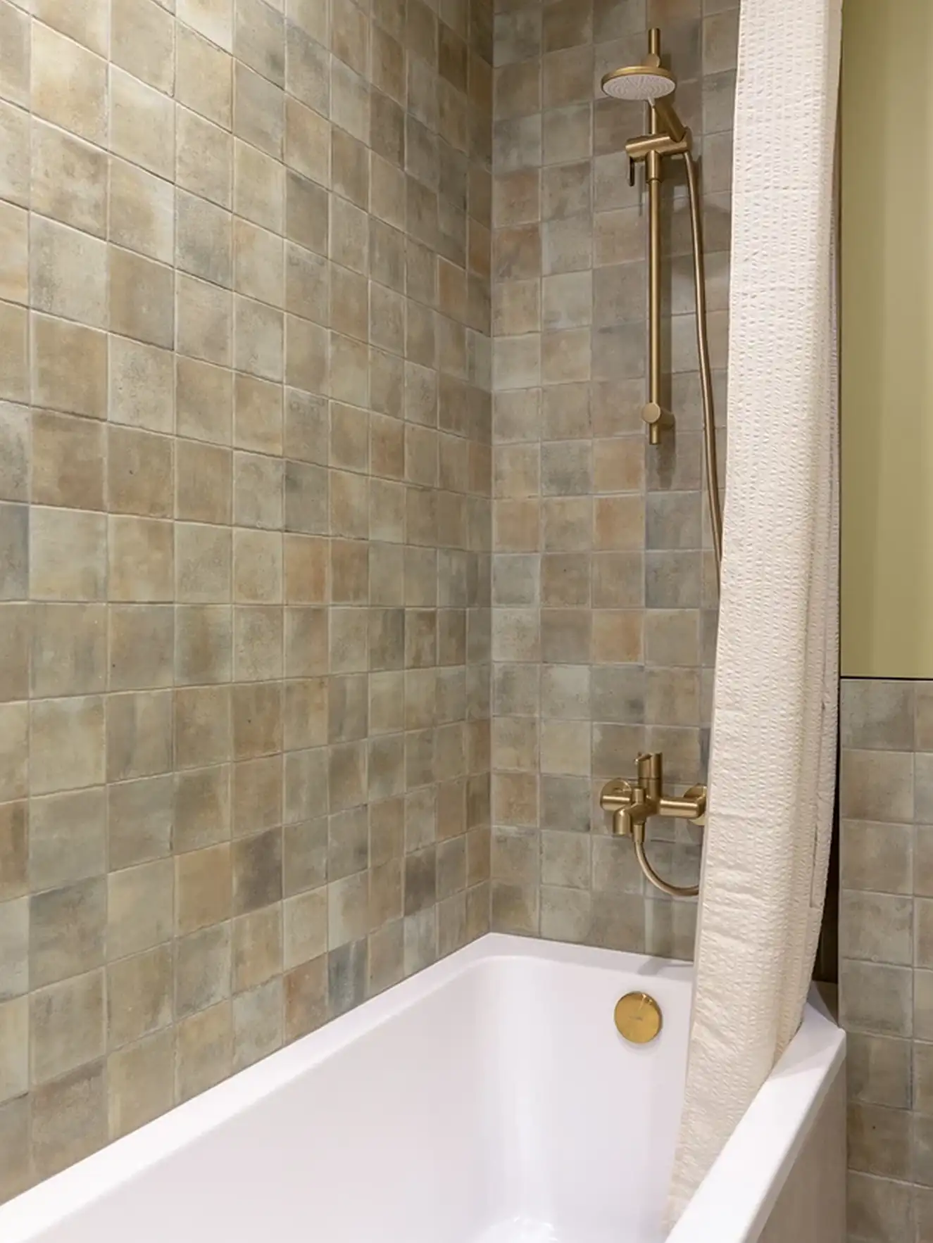 salle de bain beige et verte avec baignoire