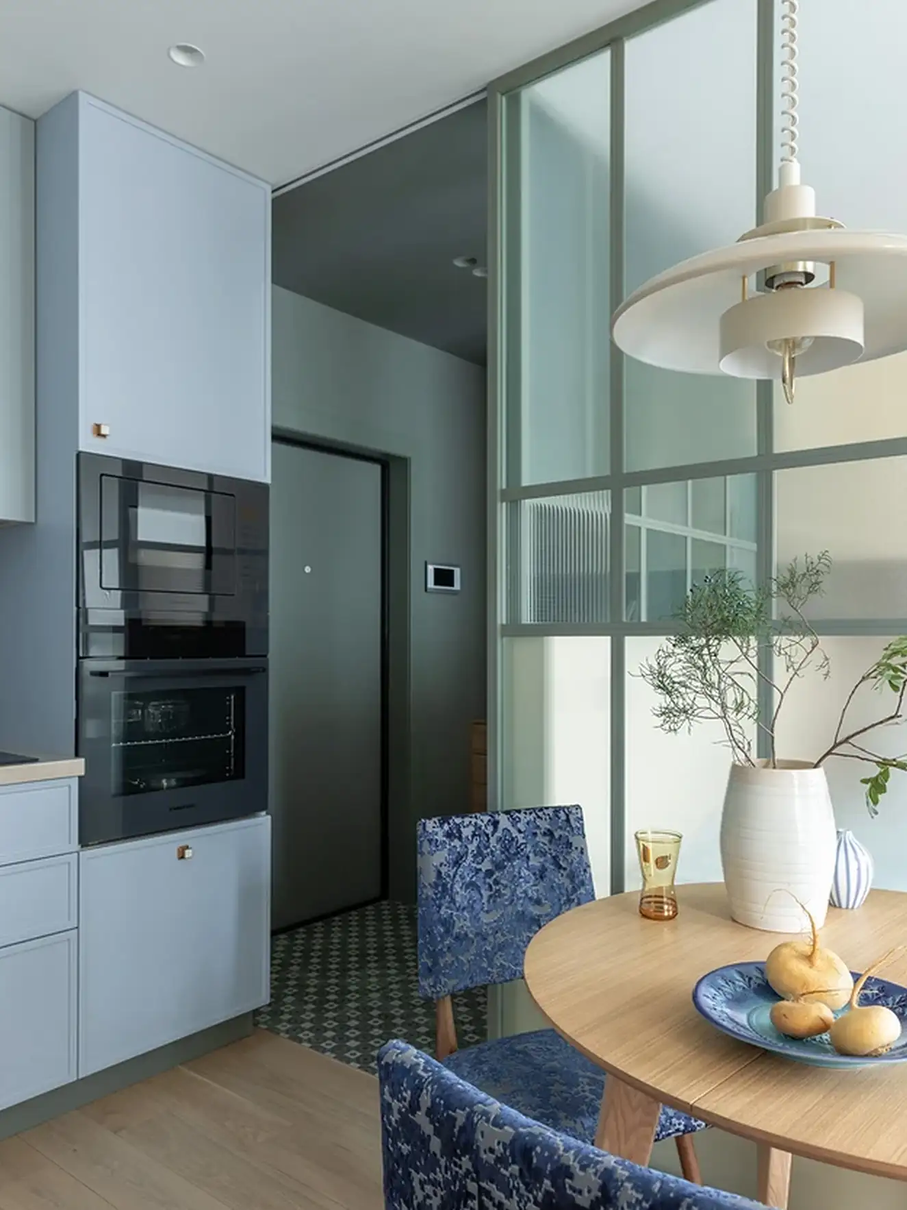 cuisine bleue et salle à manger avec verrière studio de 32m2 décoration contemporaine