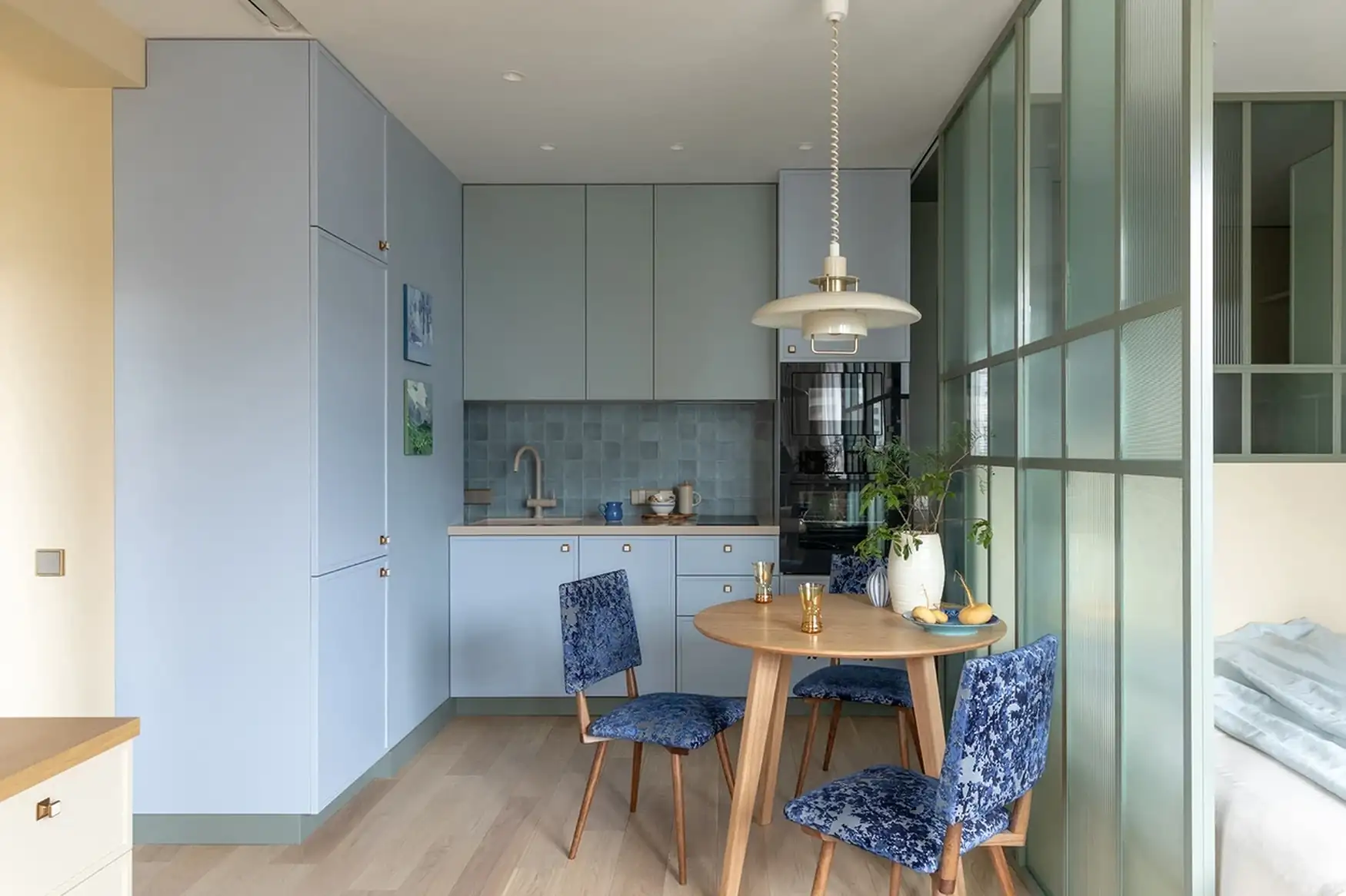 cuisine bleue et salle à manger avec verrière studio de 32m2 décoration contemporaine