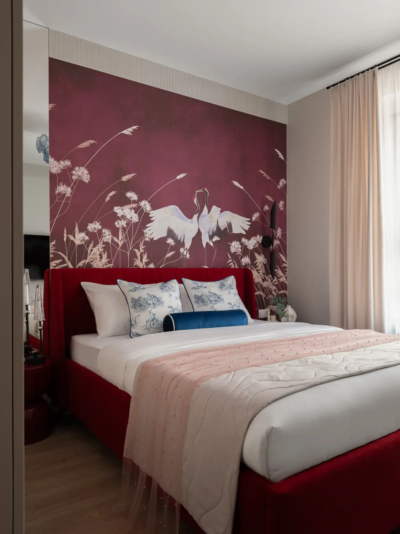 chambre papier-peint bordeaux avec grues petit appartement de 44m2 décoration contemporaine chambre papier-peint bordeaux avec grues petit appartement de 44m2 décoration contemporaine