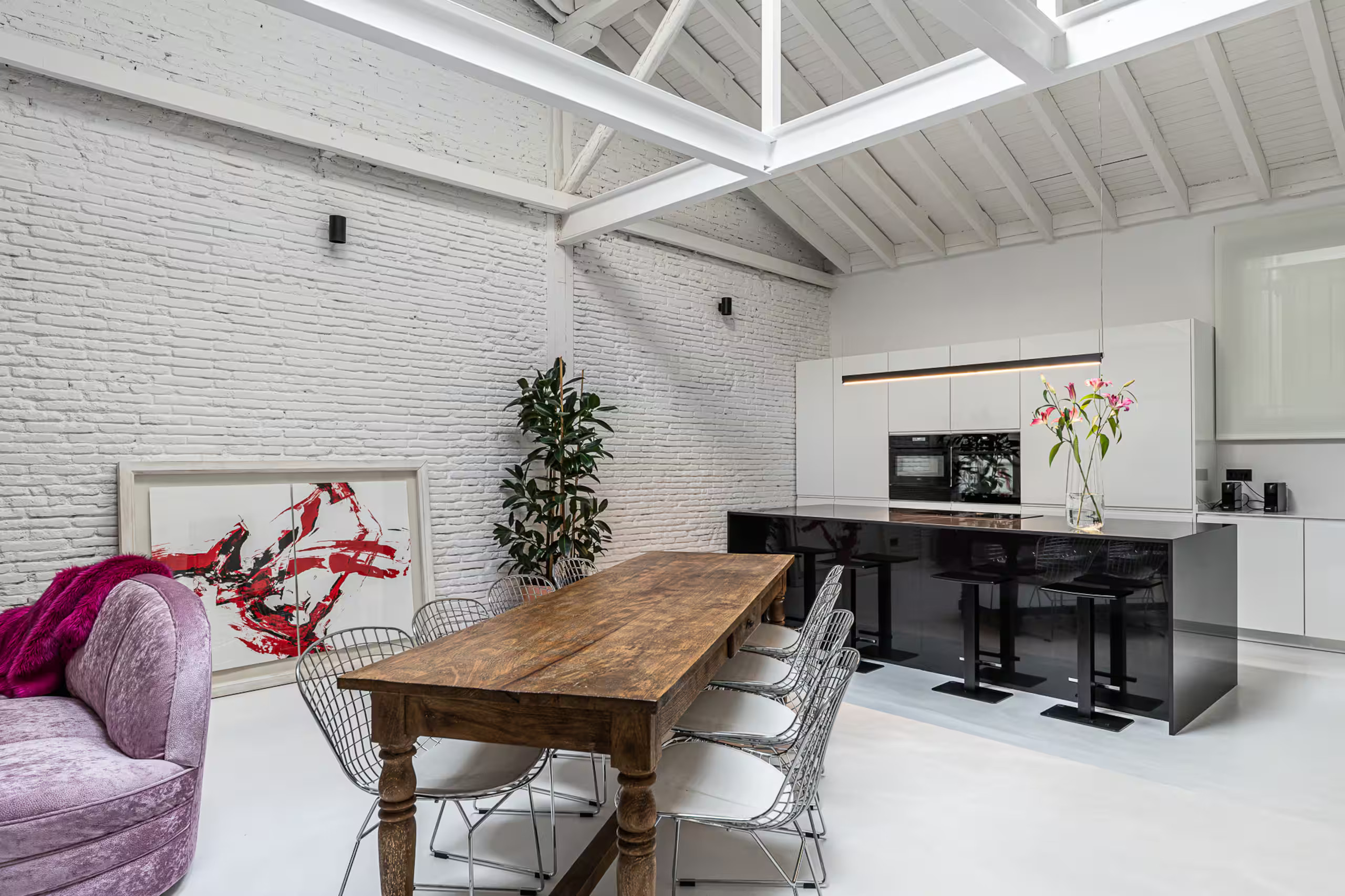 salon et cuisine ouverte murs briques blanches poutres métalliques appartement industriel de 175m2 de style loft décoration contemporaine salon et cuisine ouverte murs briques blanches poutres métalliques appartement industriel de 175m2 de style loft décoration contemporaine