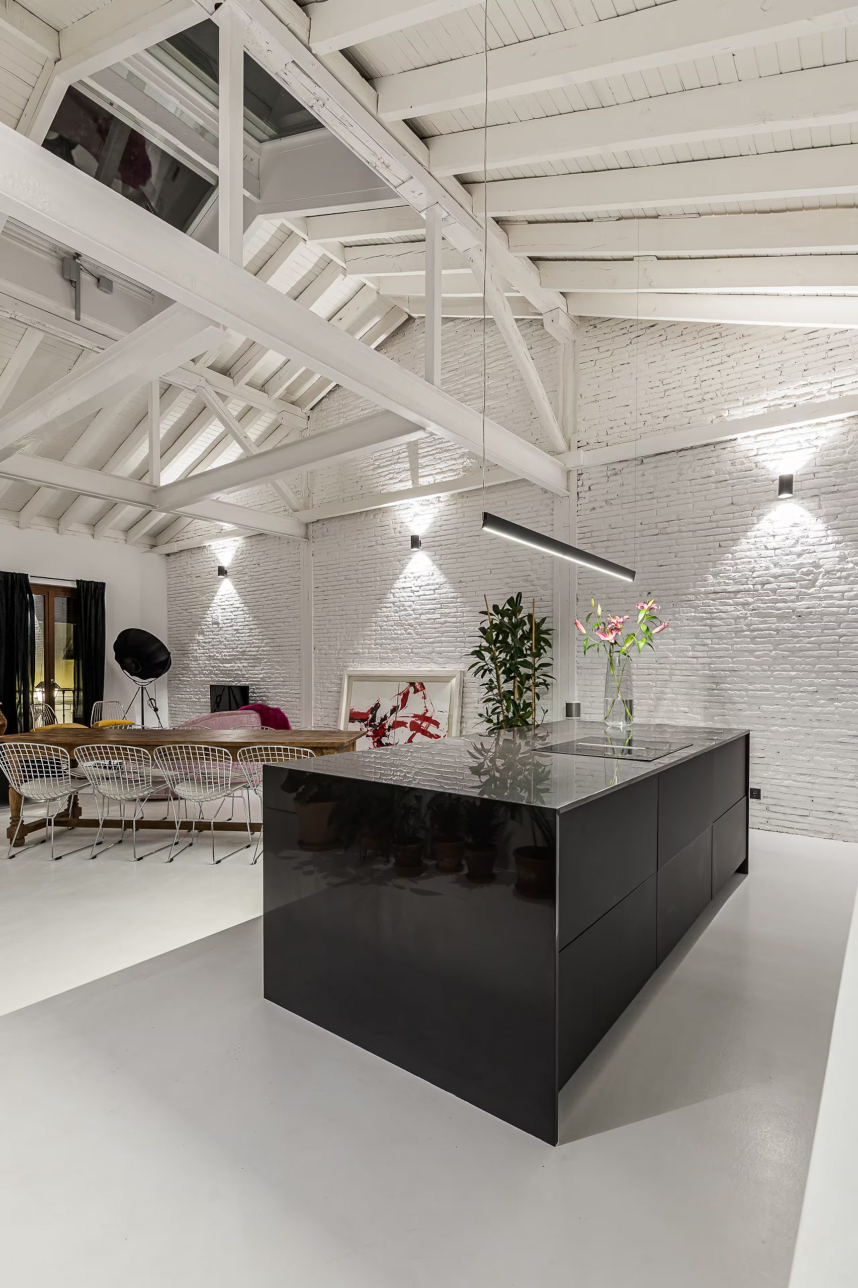 salle à manger et cuisine ouverte murs briques blanches poutres métalliques appartement industriel de 175m2 de style loft décoration contemporaine salle à manger et cuisine ouverte murs briques blanches poutres métalliques appartement industriel de 175m2 de style loft décoration contemporaine