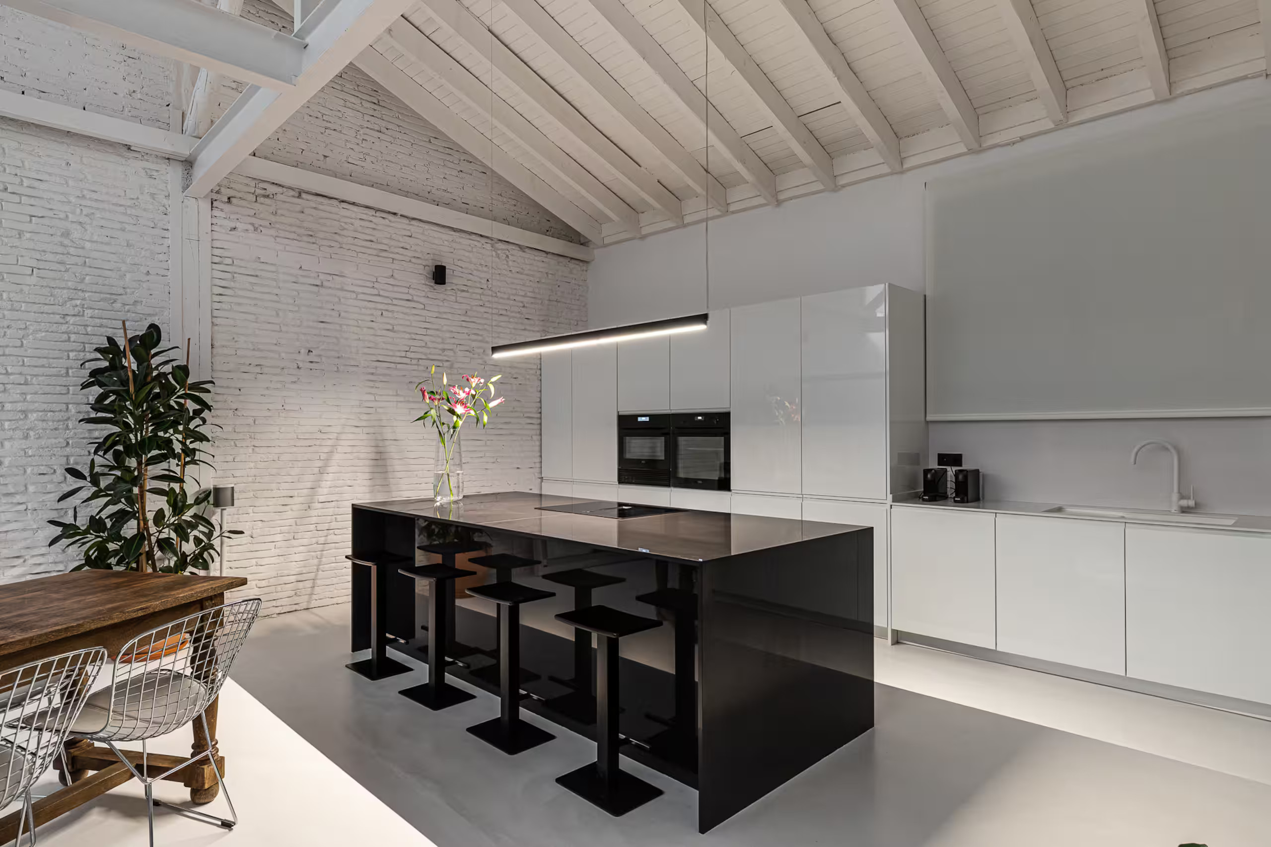salle à manger et cuisine ouverte murs briques blanches poutres métalliques appartement industriel de 175m2 de style loft décoration contemporaine salle à manger et cuisine ouverte murs briques blanches poutres métalliques appartement industriel de 175m2 de style loft décoration contemporaine