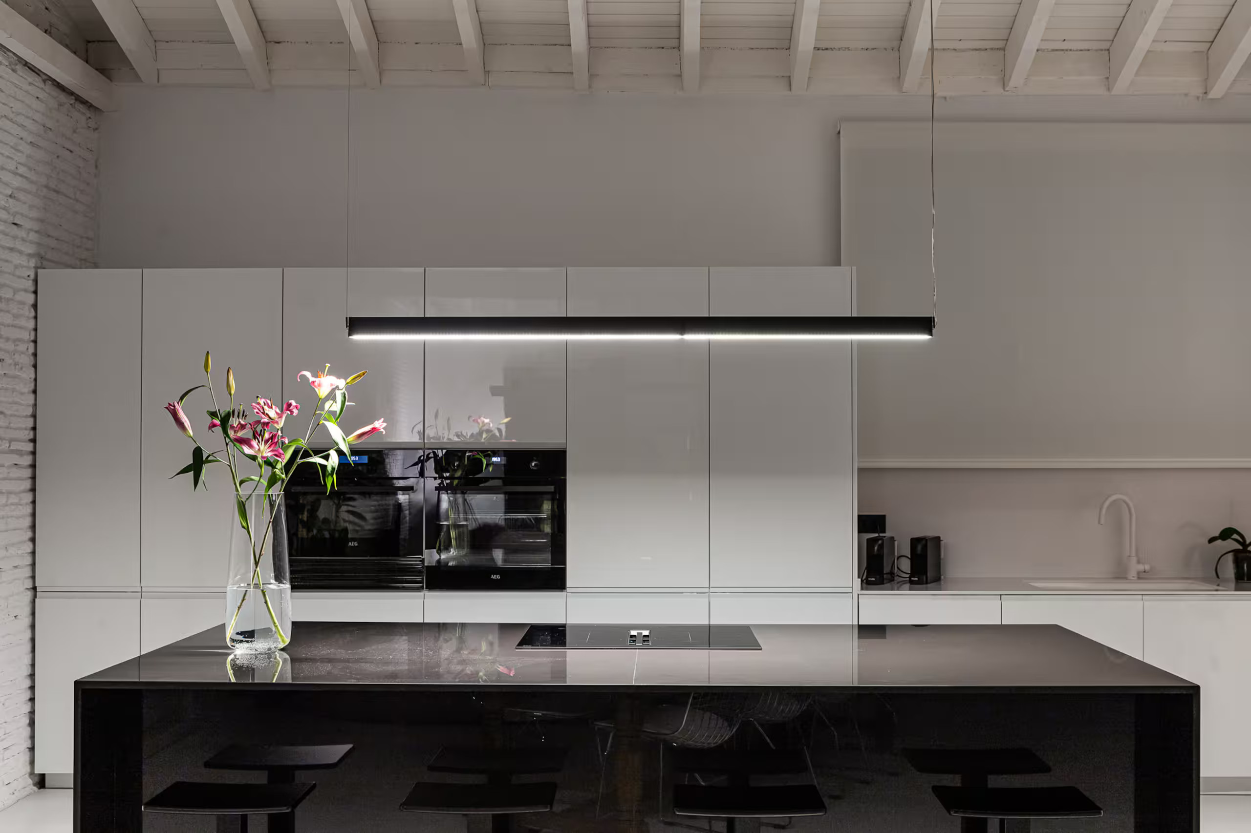 cuisine ouverte design murs briques blanches poutres métalliques appartement industriel de 175m2 de style loft décoration contemporaine cuisine ouverte design murs briques blanches poutres métalliques appartement industriel de 175m2 de style loft décoration contemporaine