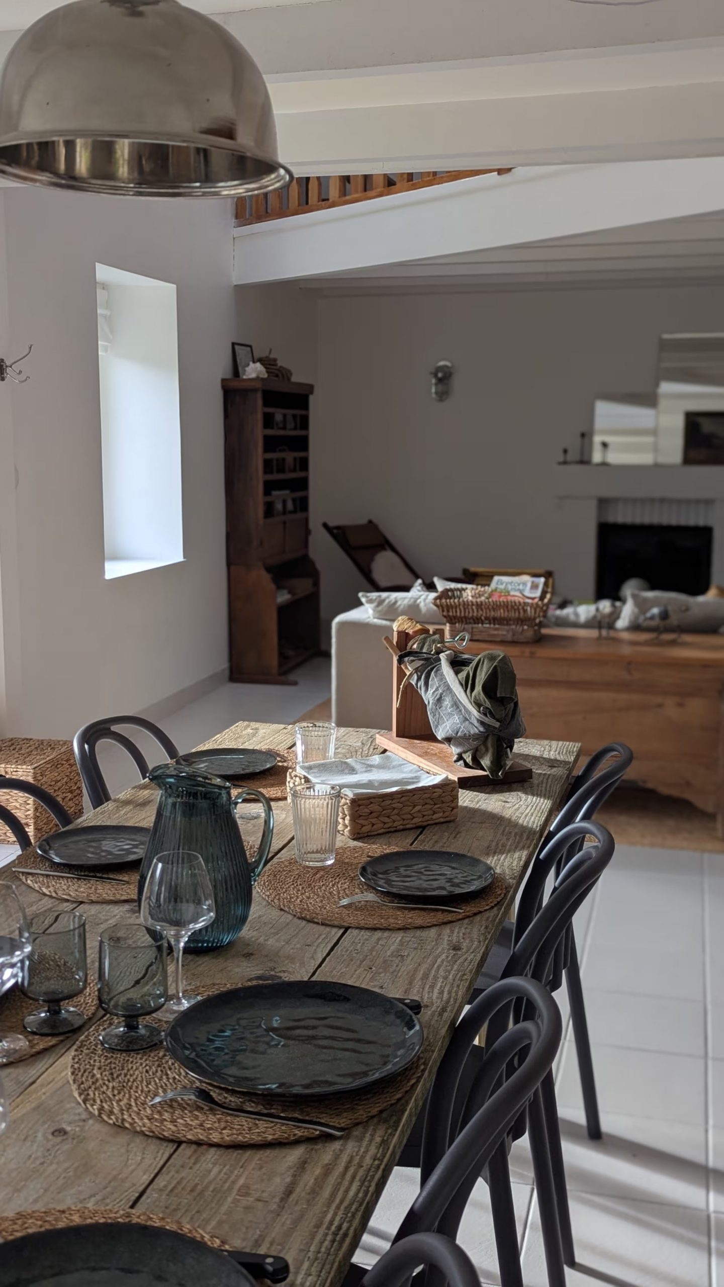 salle à manger décoration rustique chic maison près de la mer en Bretagne Ker Darwin Paimpol