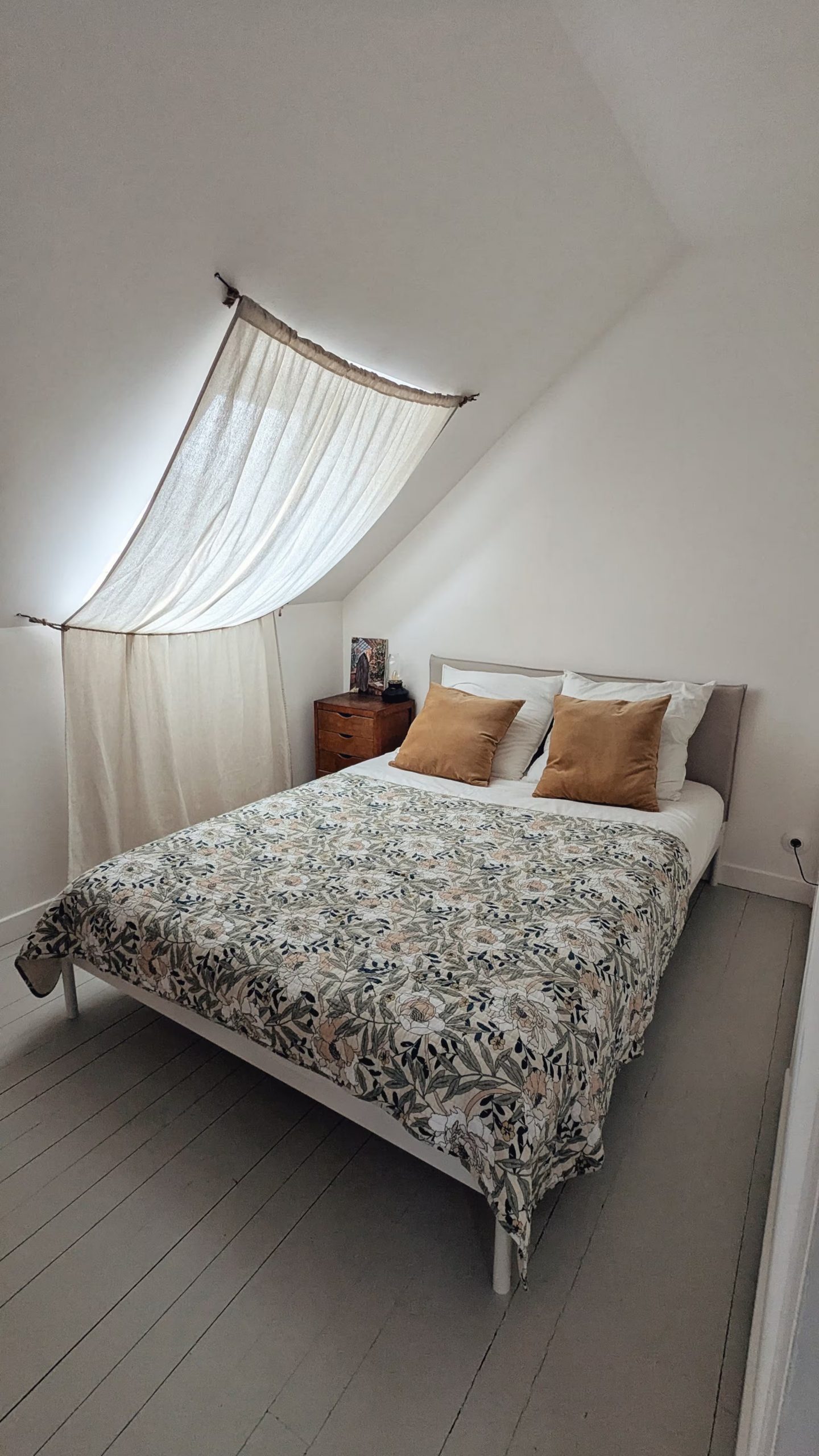 chambre mansardée décoration rustique chic maison près de la mer en Bretagne Ker Darwin Paimpol