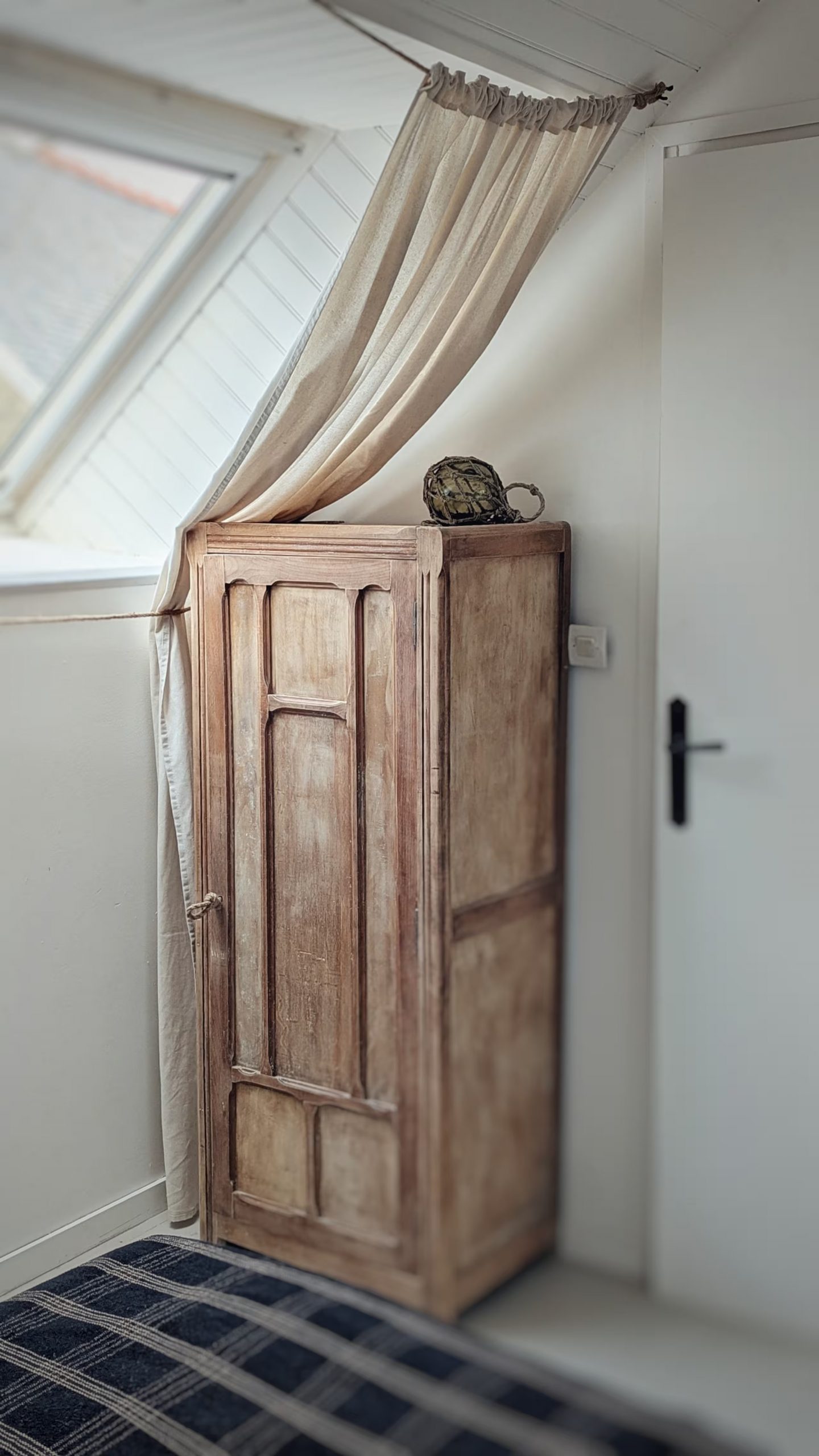 chambre mansardée décoration rustique chic maison près de la mer en Bretagne Ker Darwin Paimpol