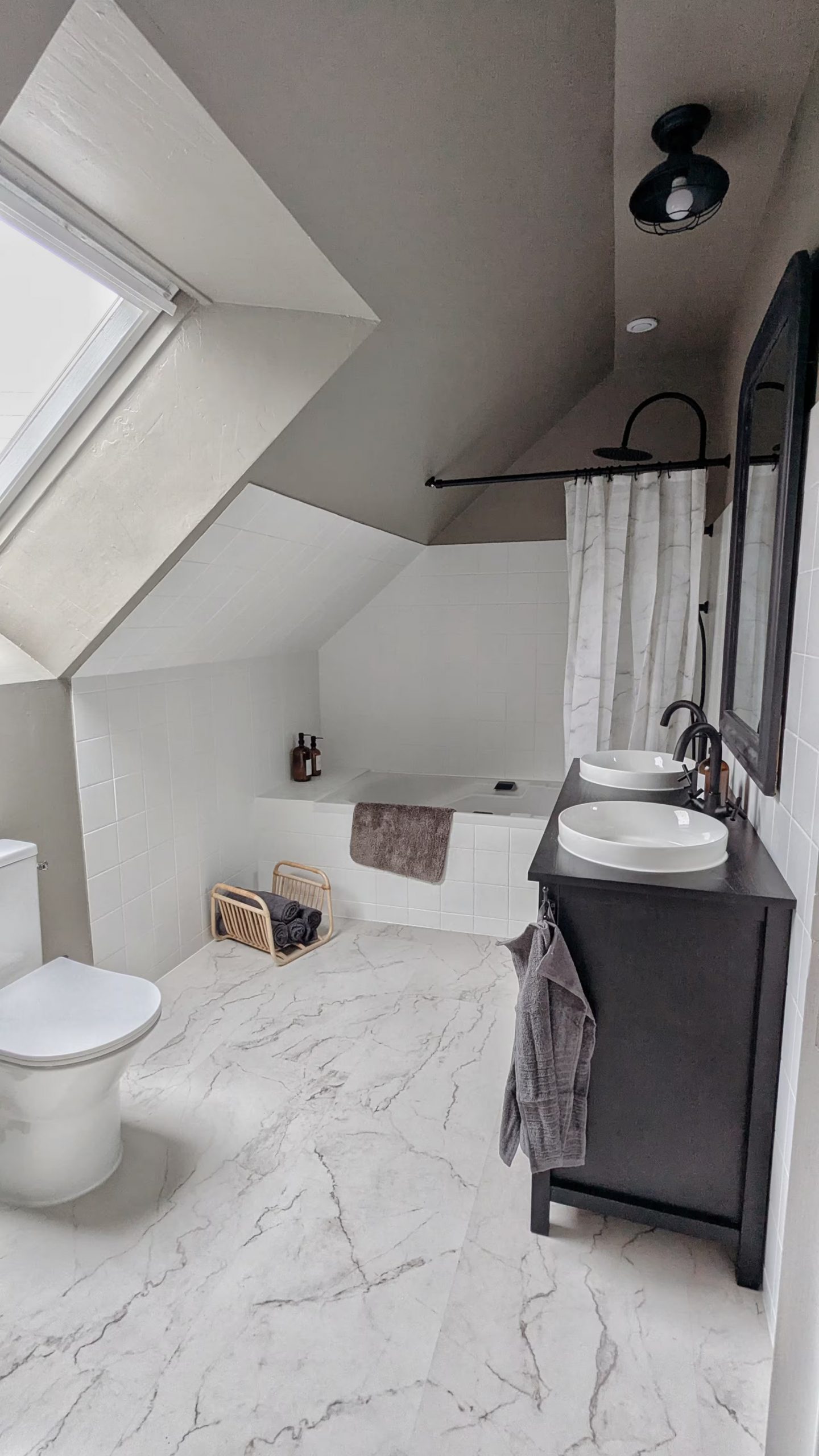 salle de bain mansardée décoration classique chic maison près de la mer en Bretagne Ker Darwin Paimpol