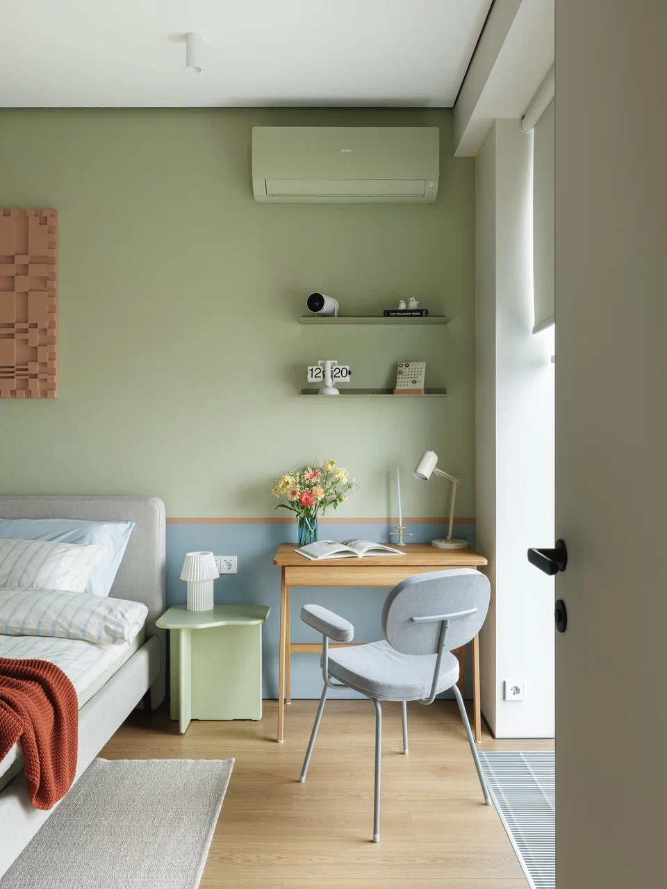 chambre mur vert et bleu appartement de 45m2 décoration contemporaine et colorée et espace bureau chambre mur vert et bleu appartement de 45m2 décoration contemporaine et colorée et espace bureau