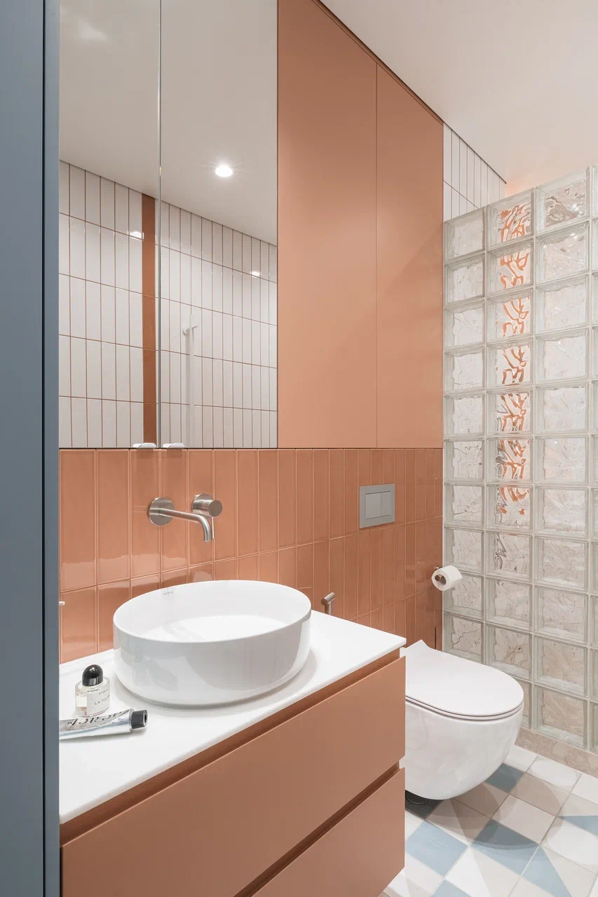 salle de bain bleue et terracotta douche pavé de verre appartement de 45m2 décoration contemporaine et colorée sol à damier salle de bain bleue et terracotta douche pavé de verre appartement de 45m2 décoration contemporaine et colorée sol à damier