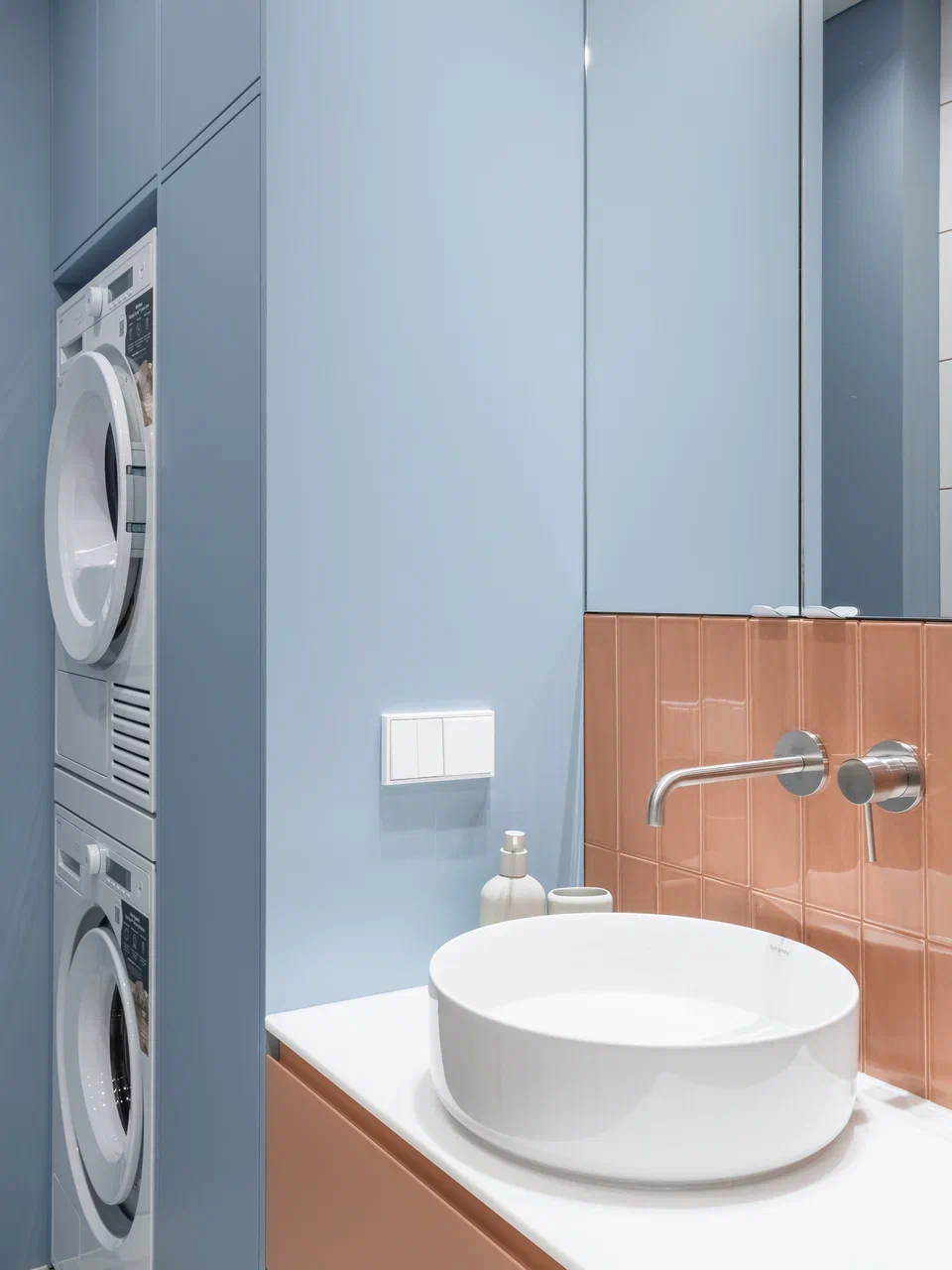 salle de bain bleue et terracotta coin buanderie appartement de 45m2 décoration contemporaine et colorée sol à damier salle de bain bleue et terracotta coin buanderie appartement de 45m2 décoration contemporaine et colorée sol à damier