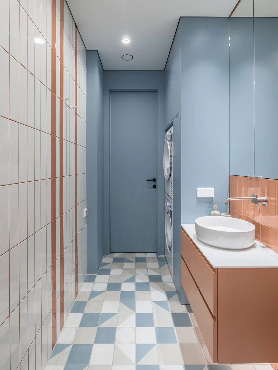 salle de bain bleue et terracotta avec coin buanderie appartement de 45m2 décoration contemporaine et colorée sol à damier salle de bain bleue et terracotta avec coin buanderie appartement de 45m2 décoration contemporaine et colorée sol à damier