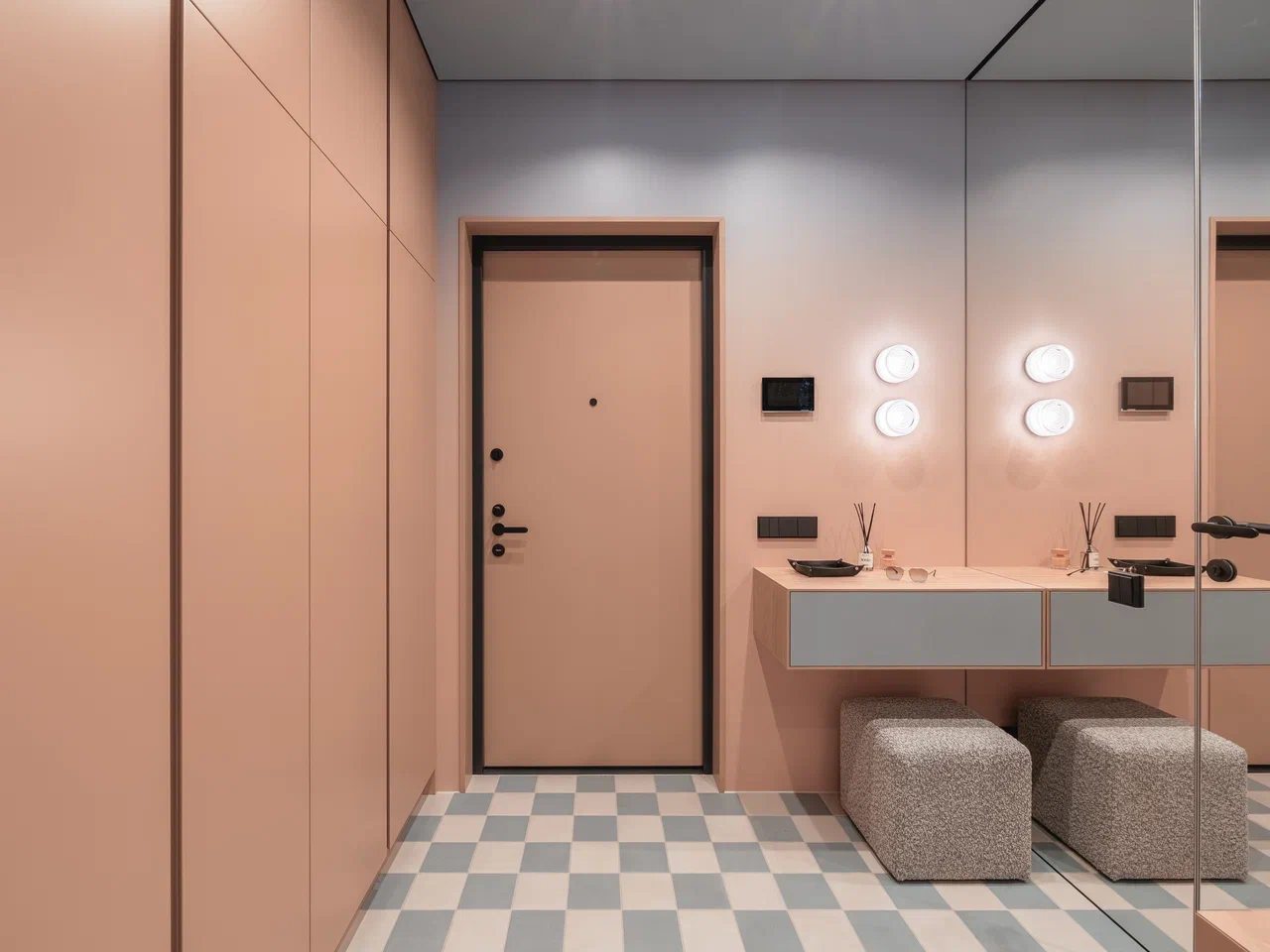 entrée appartement de 45m2 mur terracotta miroir console et sol à damier décoration contemporaine et colorée entrée appartement de 45m2 mur terracotta miroir console et sol à damier décoration contemporaine et colorée