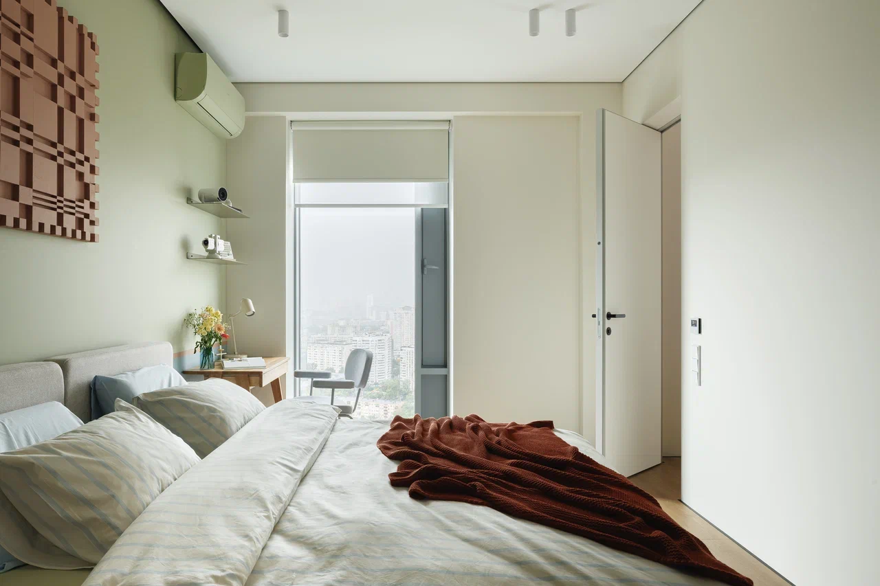 chambre mur vert appartement de 45m2 décoration contemporaine et colorée et espace bureau chambre mur vert appartement de 45m2 décoration contemporaine et colorée et espace bureau