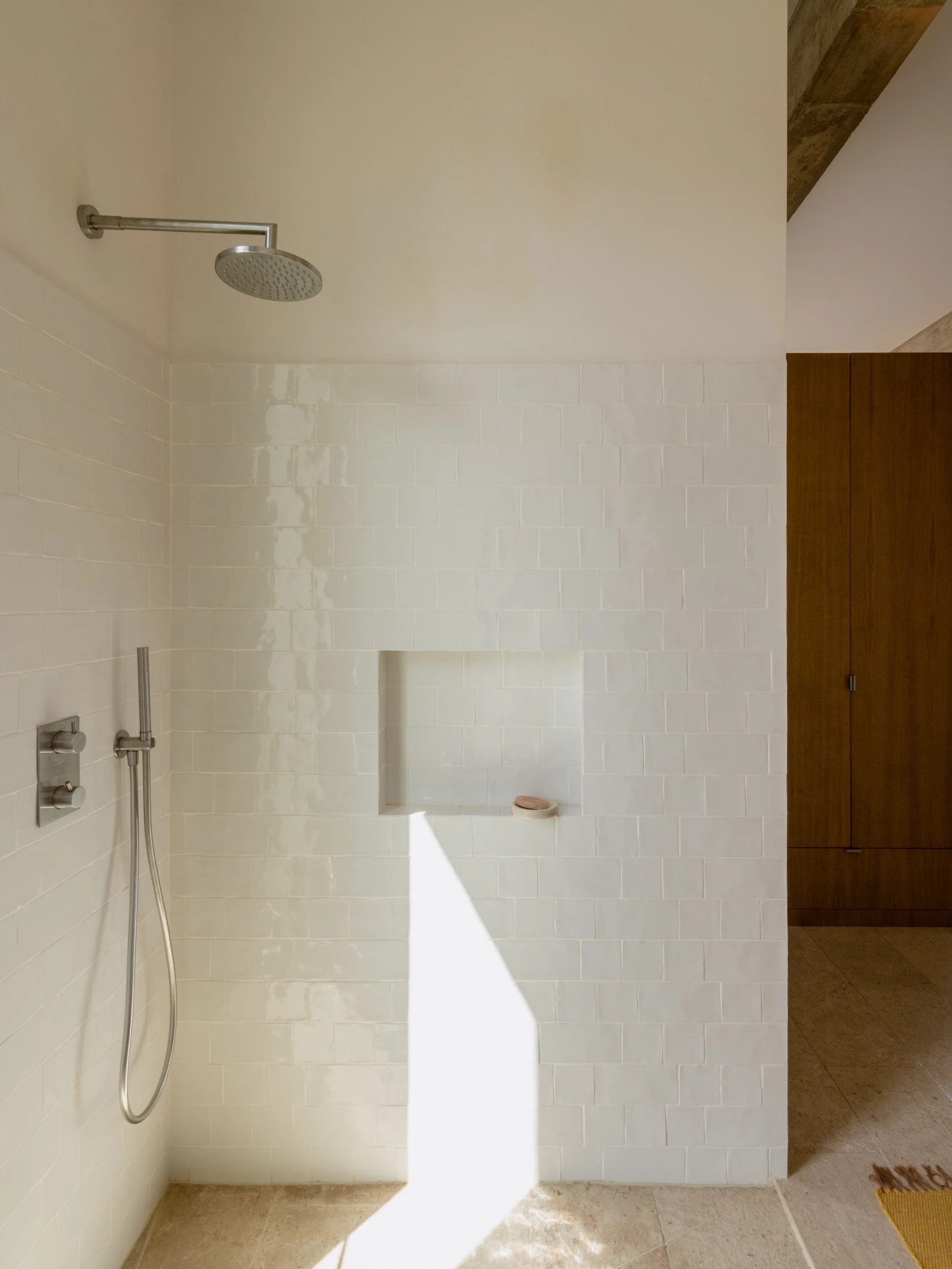 douche zelliges décoration contemporaine maison au Portugal avec piscine
