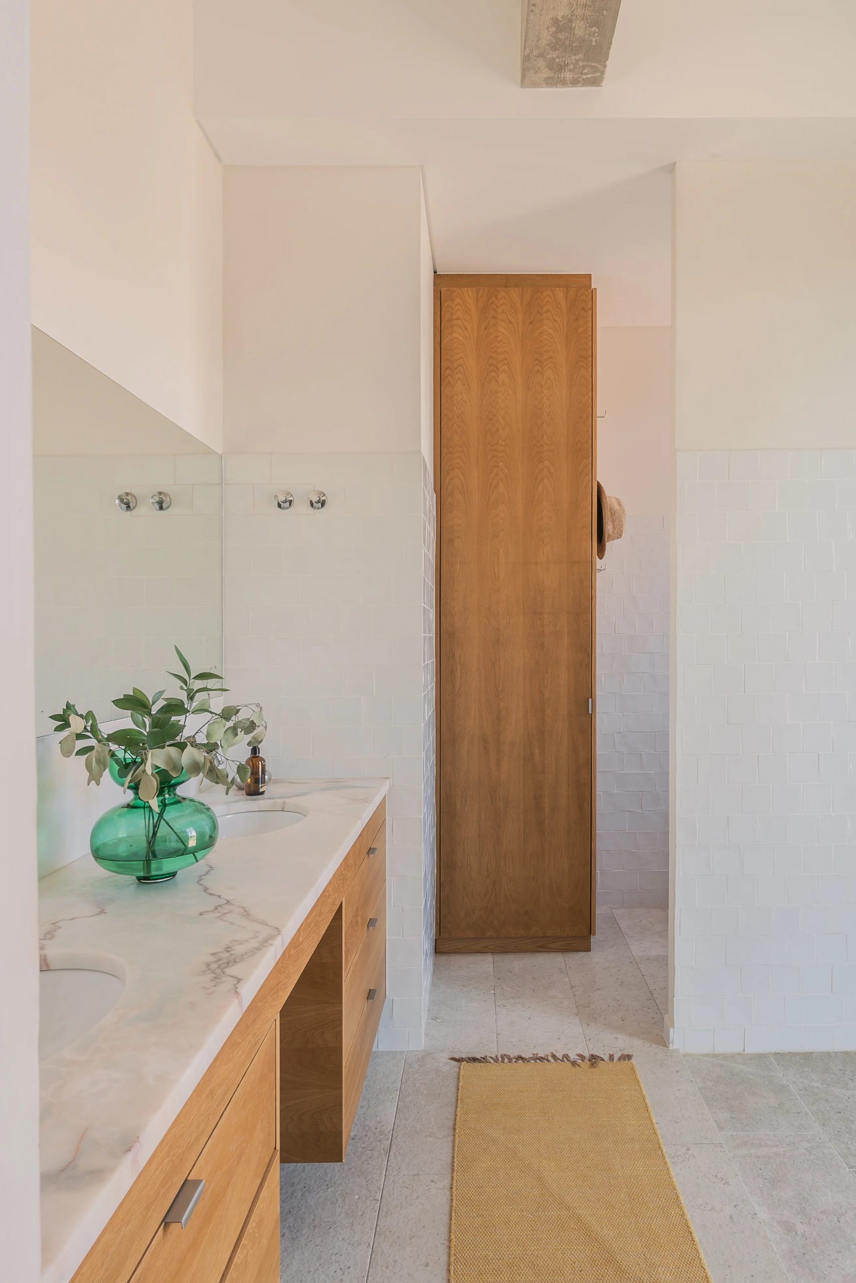 salle de bain bois et marbre poutres en béton décoration contemporaine maison au Portugal avec piscine