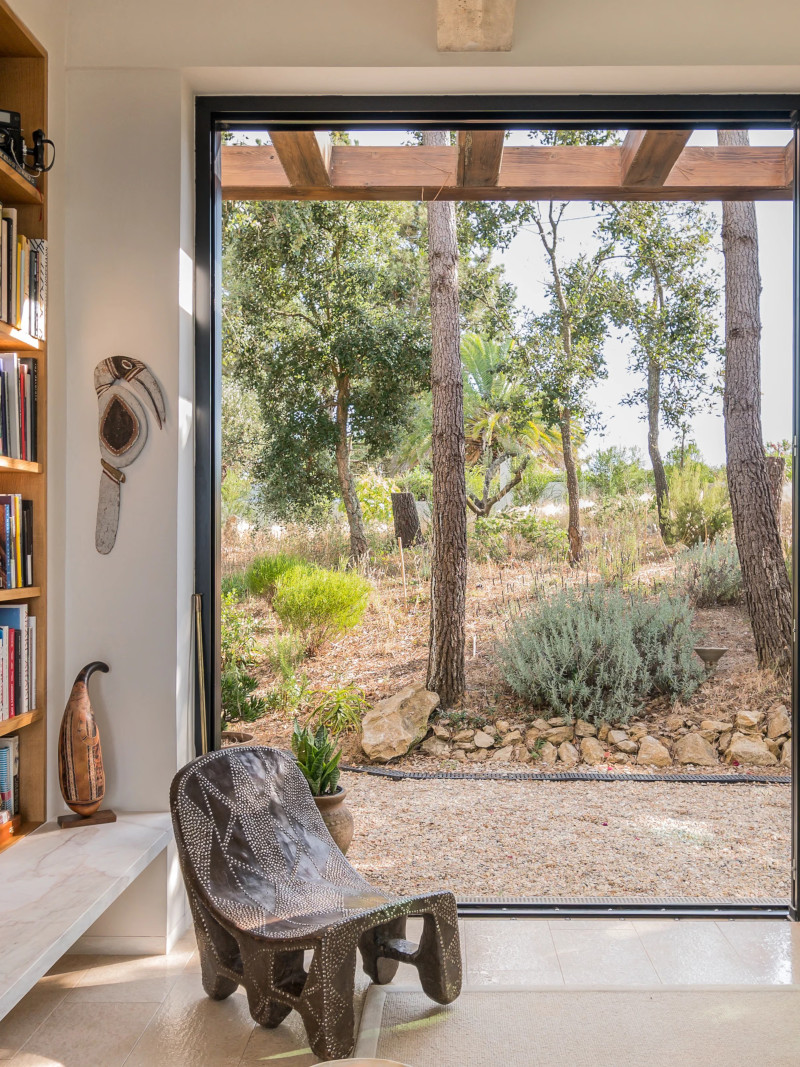 salon avec baie vitrée décoration contemporaine maison au Portugal avec piscine