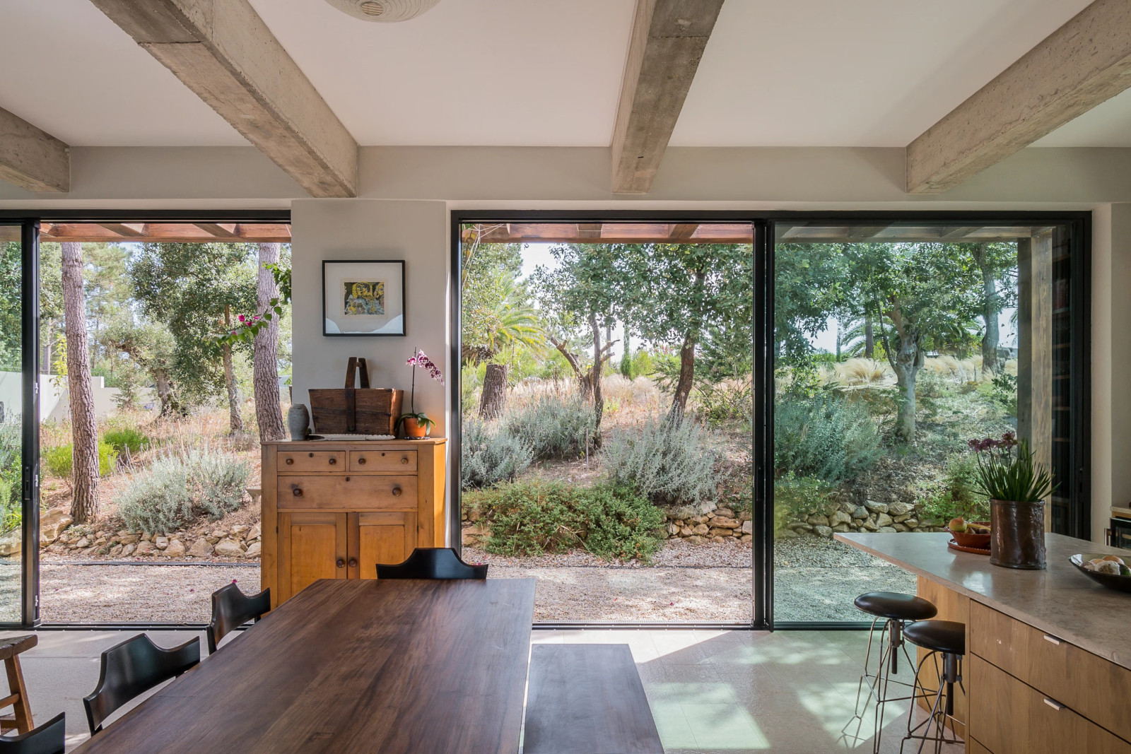 salle à manger et cuisine ouverte en bois avec poutres en béton décoration contemporaine maison au Portugal avec piscine