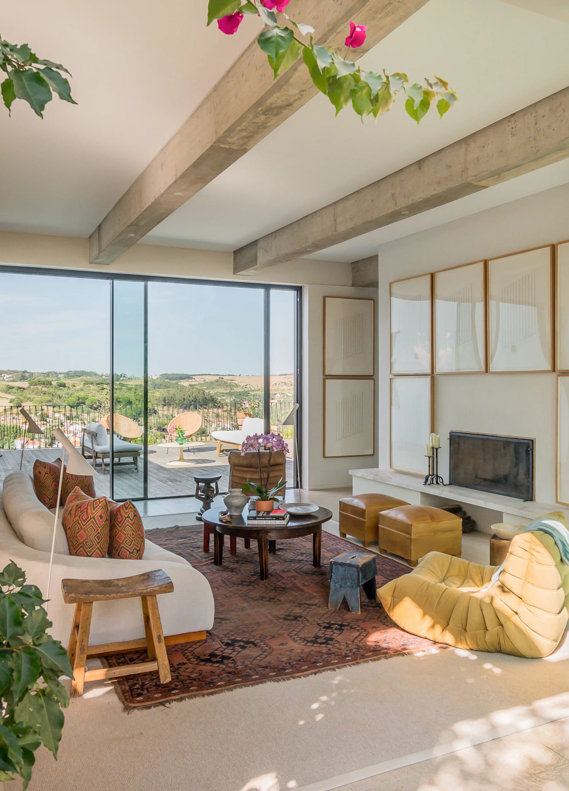 salon avec cheminée poutres en béton fauteuil Togo décoration contemporaine maison au Portugal avec piscine