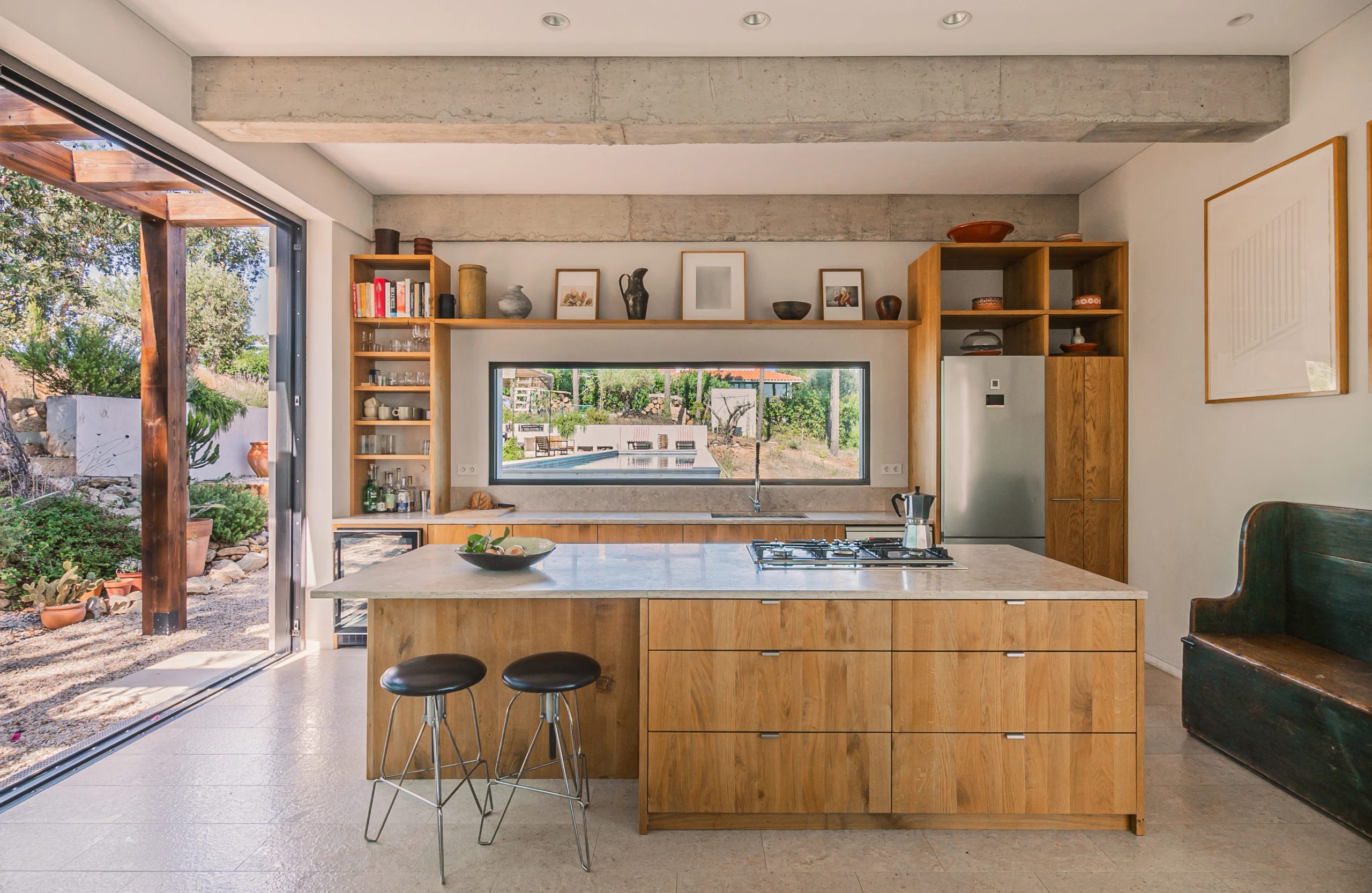 cuisine ouverte en bois avec îlot décoration contemporaine maison au Portugal avec piscine