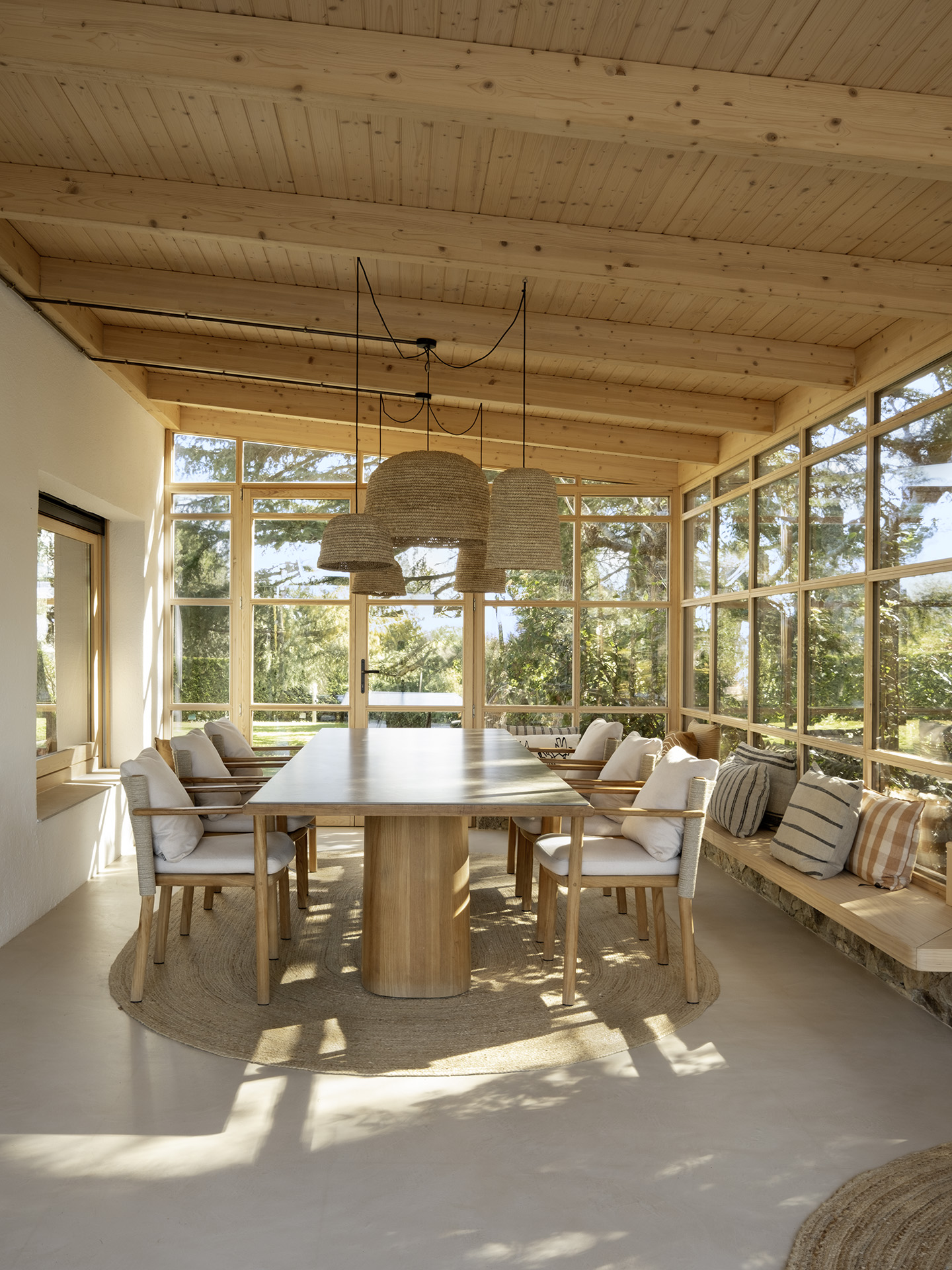 salle à manger bois décoration contemporaine maison Espagne "Refuge in the Woods" par Susanna Cots