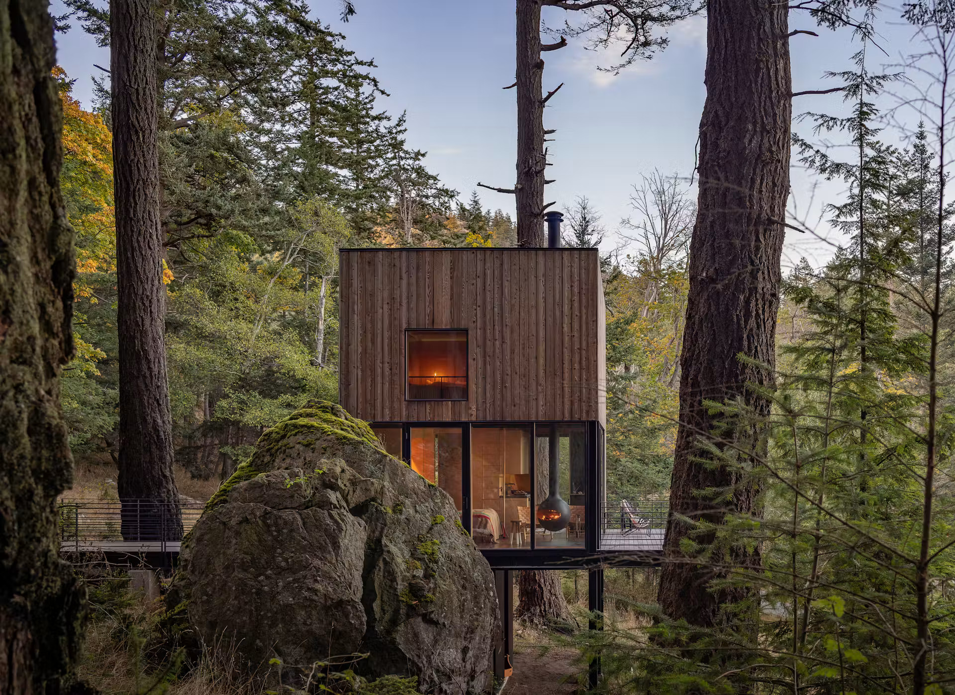 cabane dans les bois avec cheminée Focus décoration contemporaine